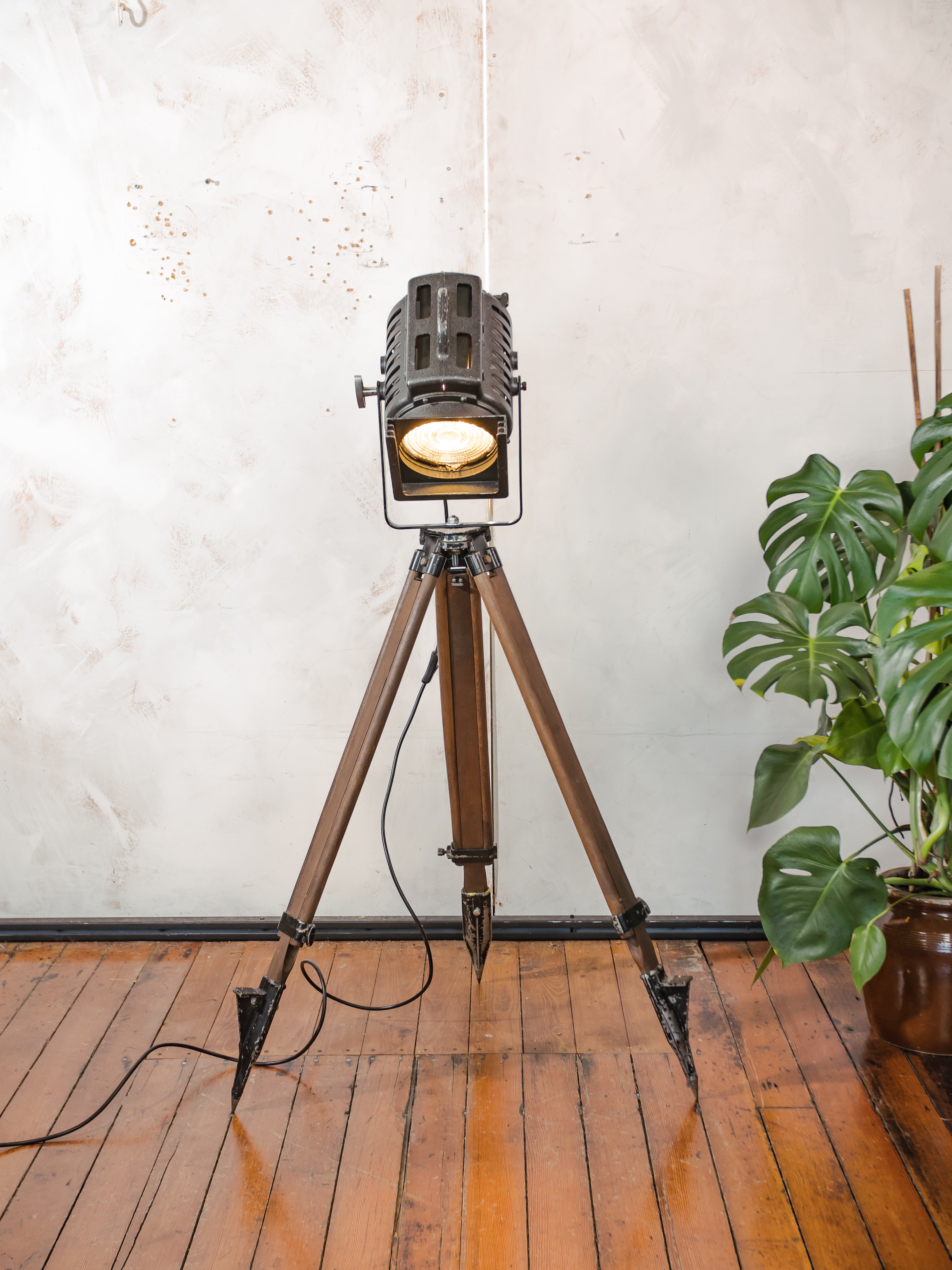 Vintage ARRI film spotlight vloerlamp, industriële filmlamp van Arnold & Richter uit de jaren 1950, statief voor landmeetkunde, studioverlichting