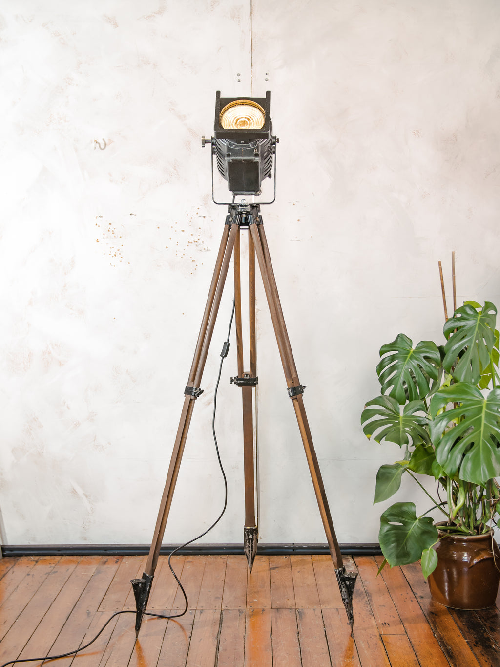 Vintage ARRI film spotlight vloerlamp, industriële filmlamp van Arnold & Richter uit de jaren 1950, statief voor landmeetkunde, studioverlichting
