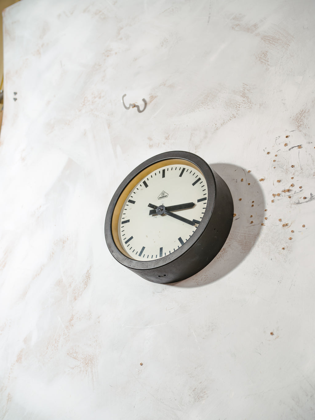 Kleine stationsklok uit de jaren 30 van Siemens, Ø30 cm, satijnzwart, industriële fabrieksklok, omgebouwd naar QUARTZ uurwerk.