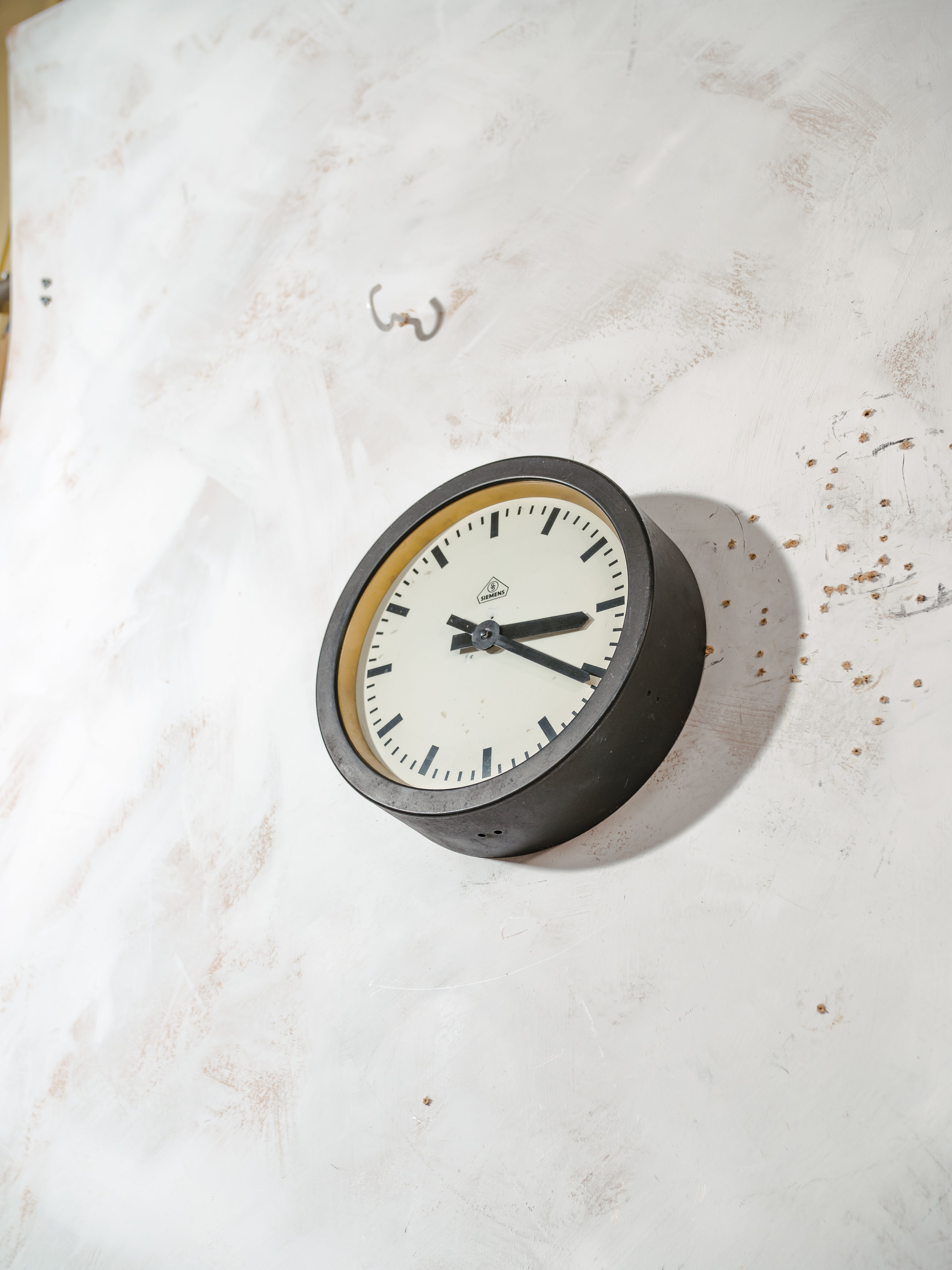 Kleine stationsklok uit de jaren 30 van Siemens, Ø30 cm, satijnzwart, industriële fabrieksklok, omgebouwd naar QUARTZ uurwerk.