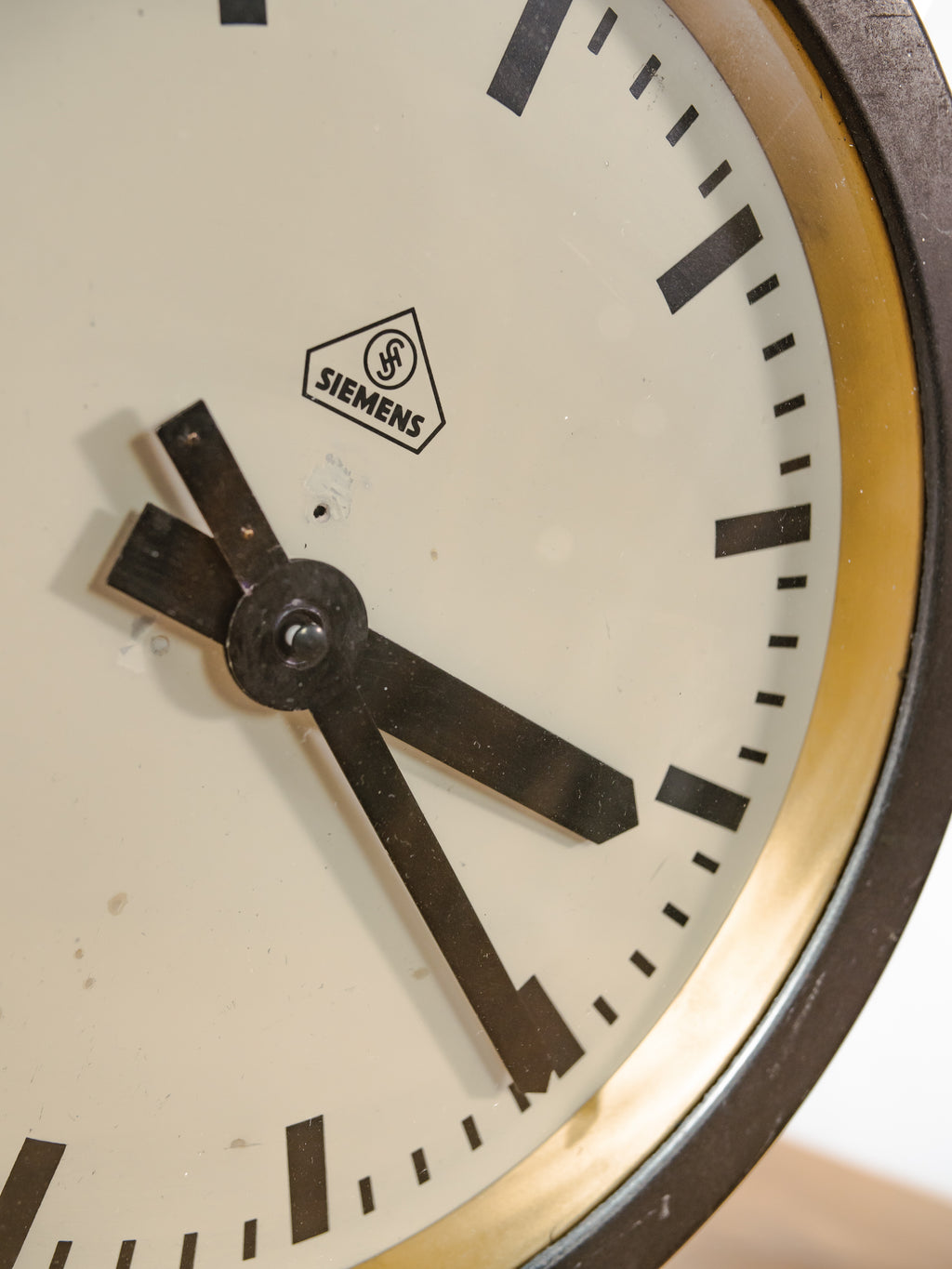 Kleine stationsklok uit de jaren 30 van Siemens, Ø30 cm, satijnzwart, industriële fabrieksklok, omgebouwd naar QUARTZ uurwerk.