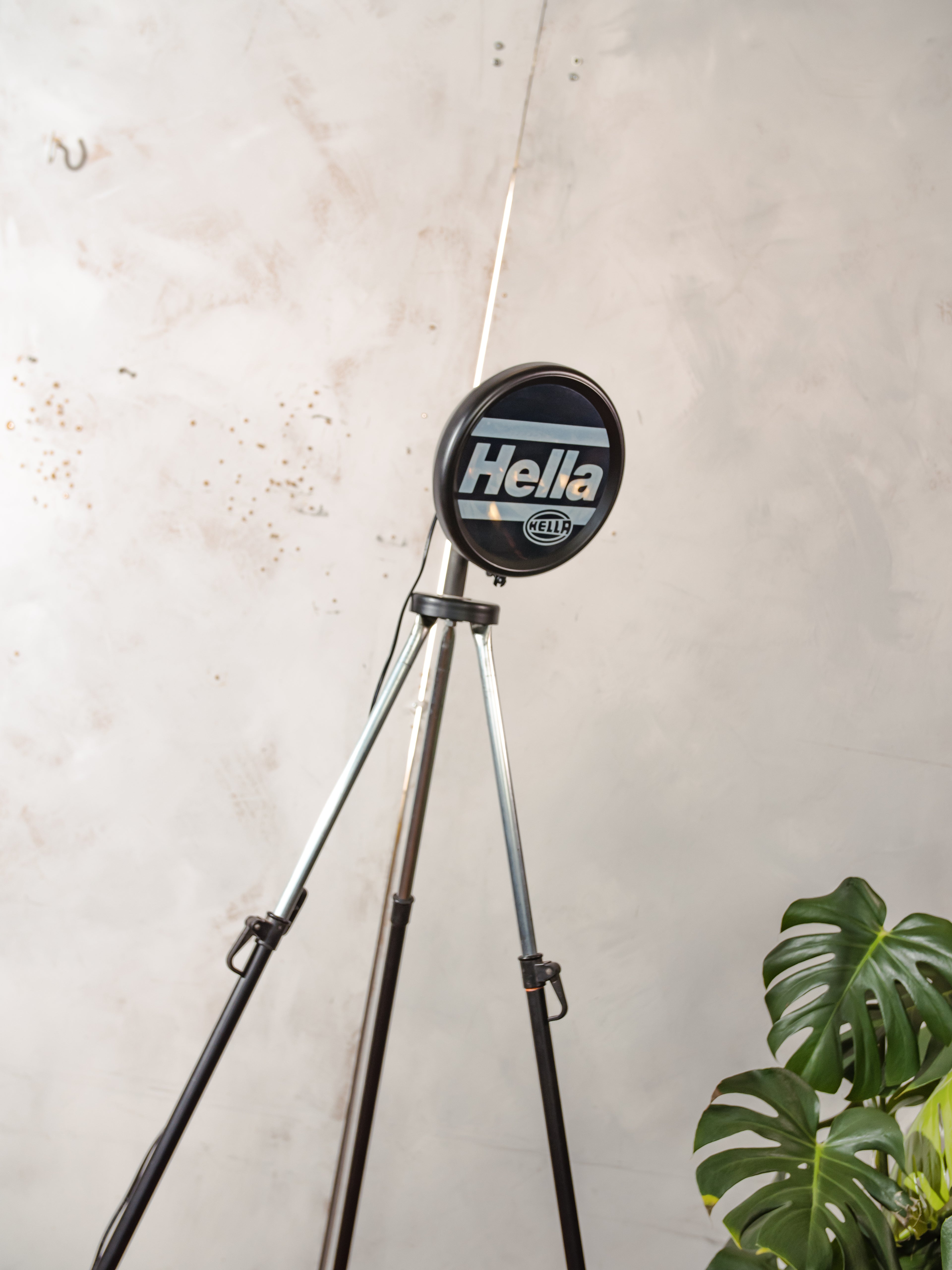 Upcycled spotlight lamp, HELLA rally geïnspireerde statief vloerlamp, industriële verlichting uit de jaren 50