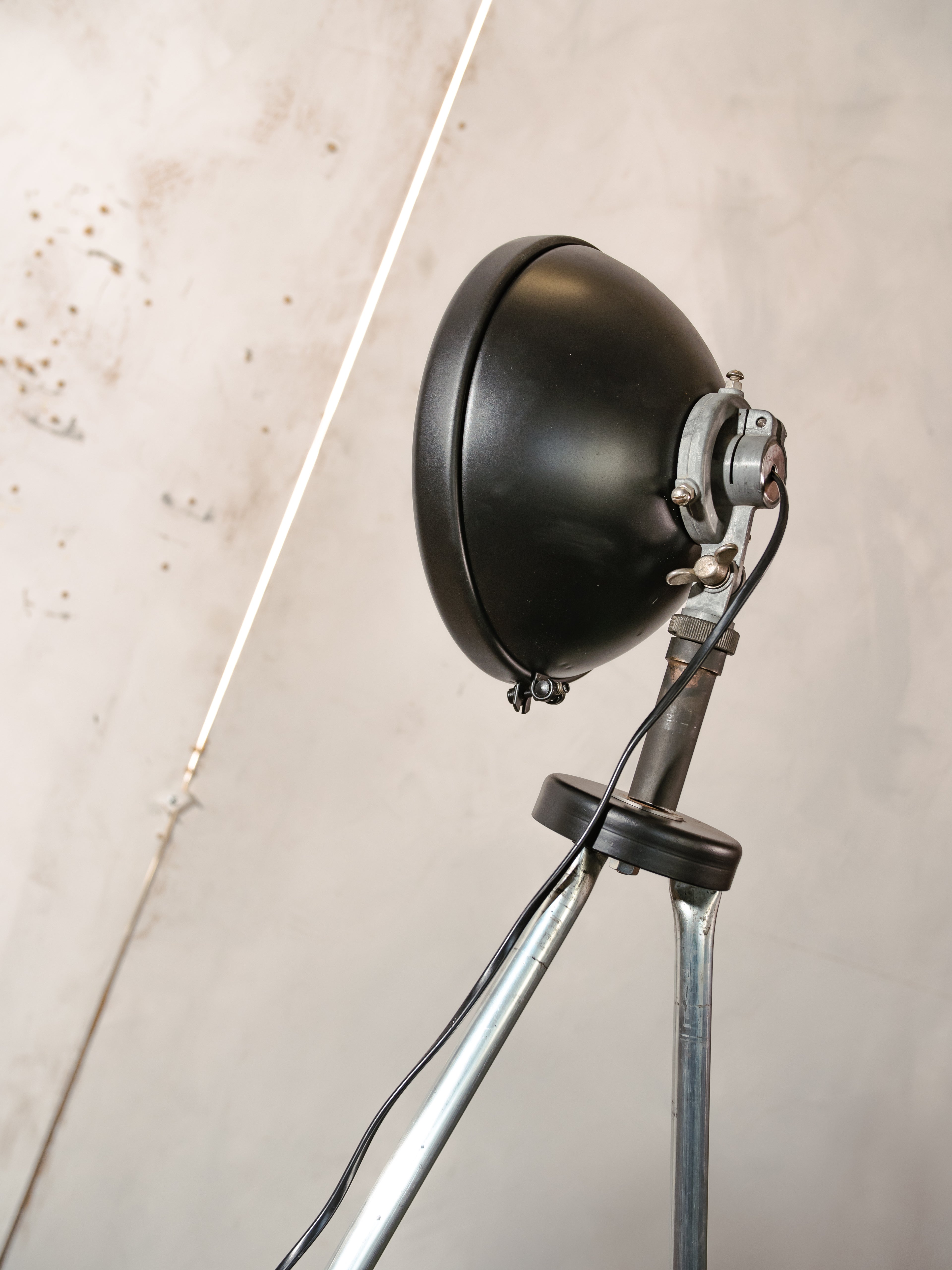 Upcycled spotlight lamp, HELLA rally geïnspireerde statief vloerlamp, industriële verlichting uit de jaren 50