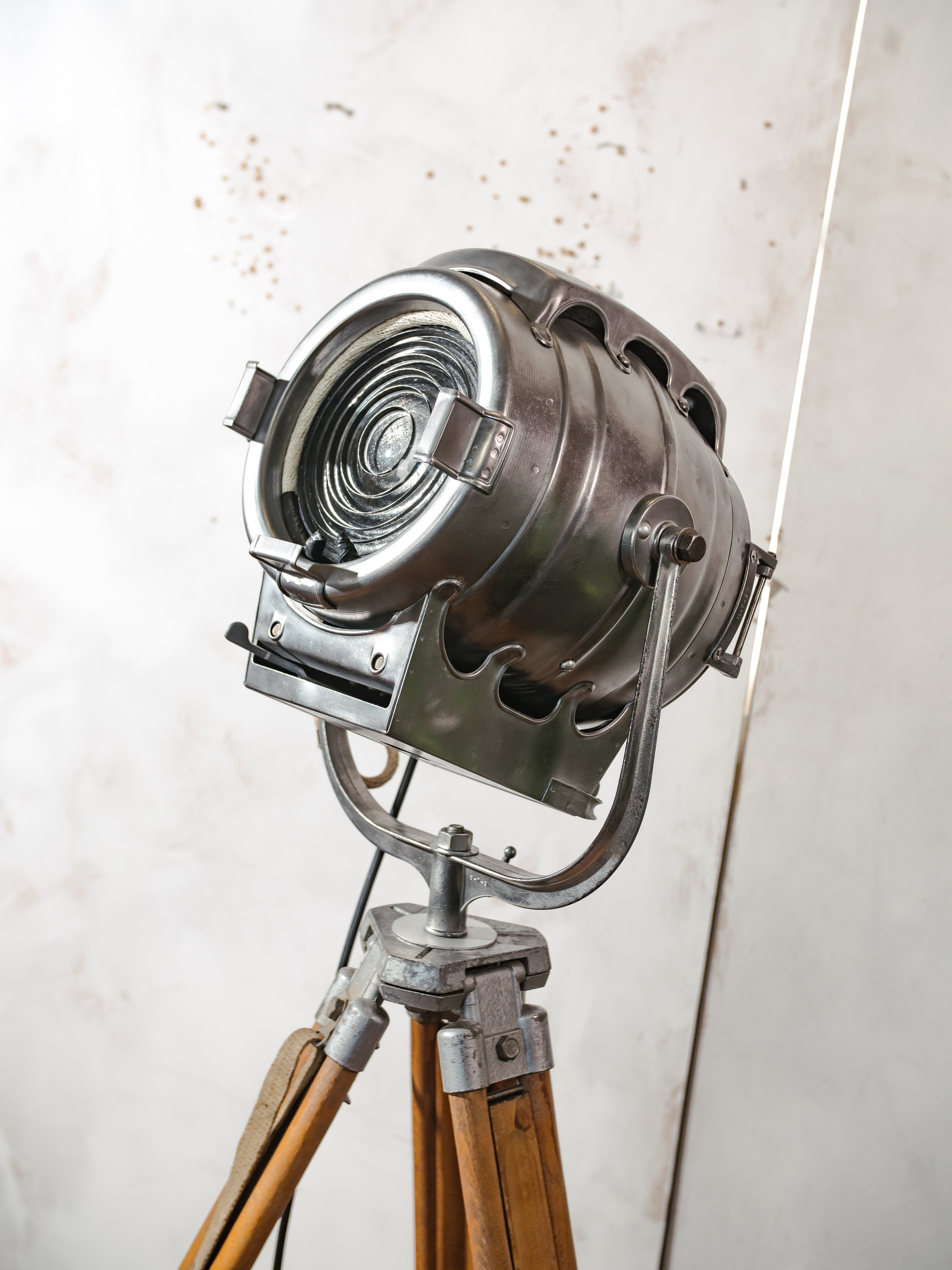 Bardwell McAlister 1950s Hollywood Vintage Movie Keg Light on Wooden Surveyinbg Tripod, Semi-Polished Film spotlight Floorlamp
