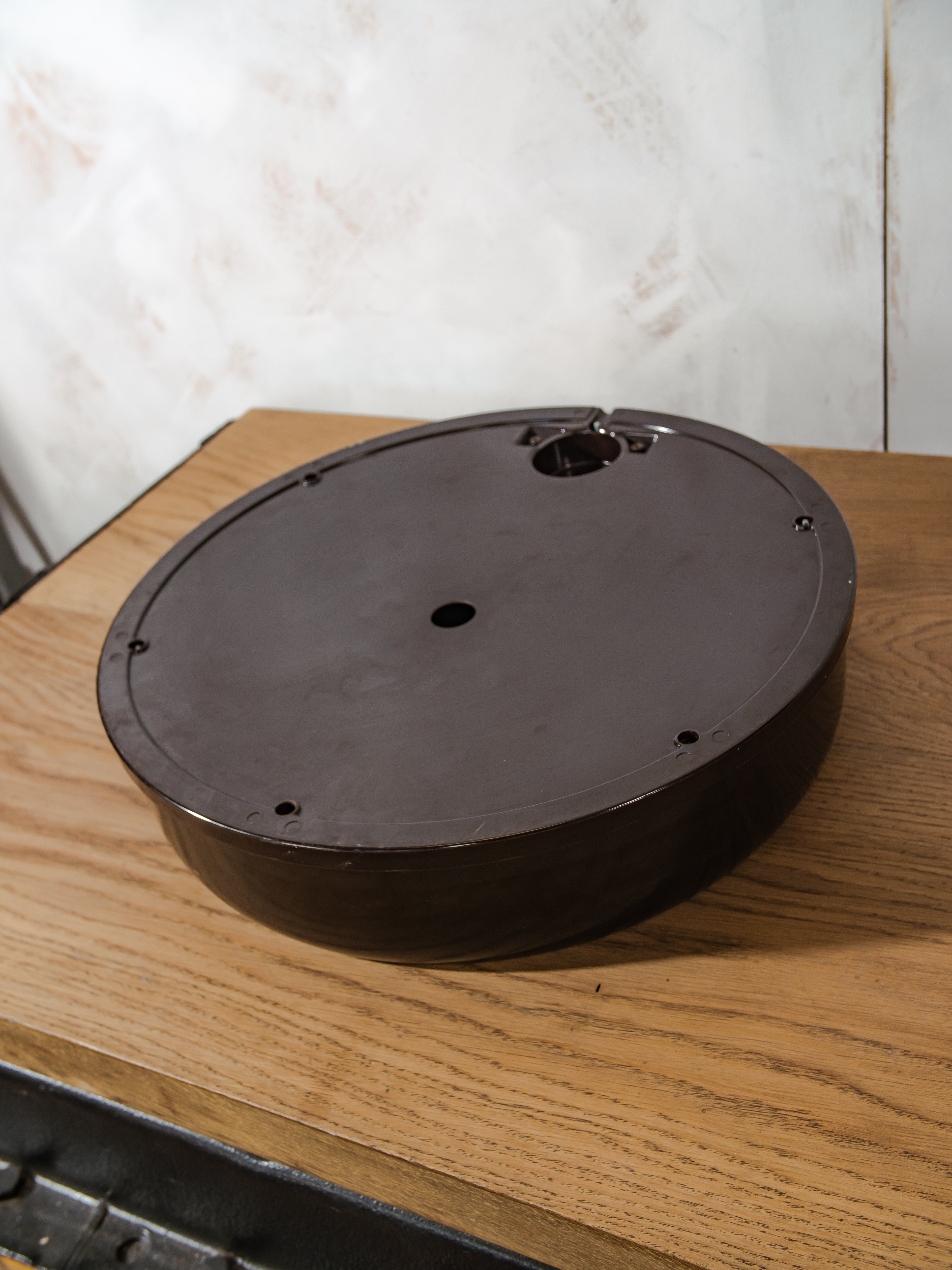 Grote vintage industriële wandklok van Pragotron | Stationsklok uit de jaren 60, donkerbruine bakelieten behuizing, 50 cm