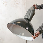 Industriële hanglamp van zwart emaille uit de jaren 50, vintage Philips HDK 250, grote fabriekslamp, hanglamp voor in de keuken of schuur.