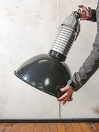 Industriële hanglamp van zwart emaille uit de jaren 50, vintage Philips HDK 250, grote fabriekslamp, hanglamp voor in de keuken of schuur.
