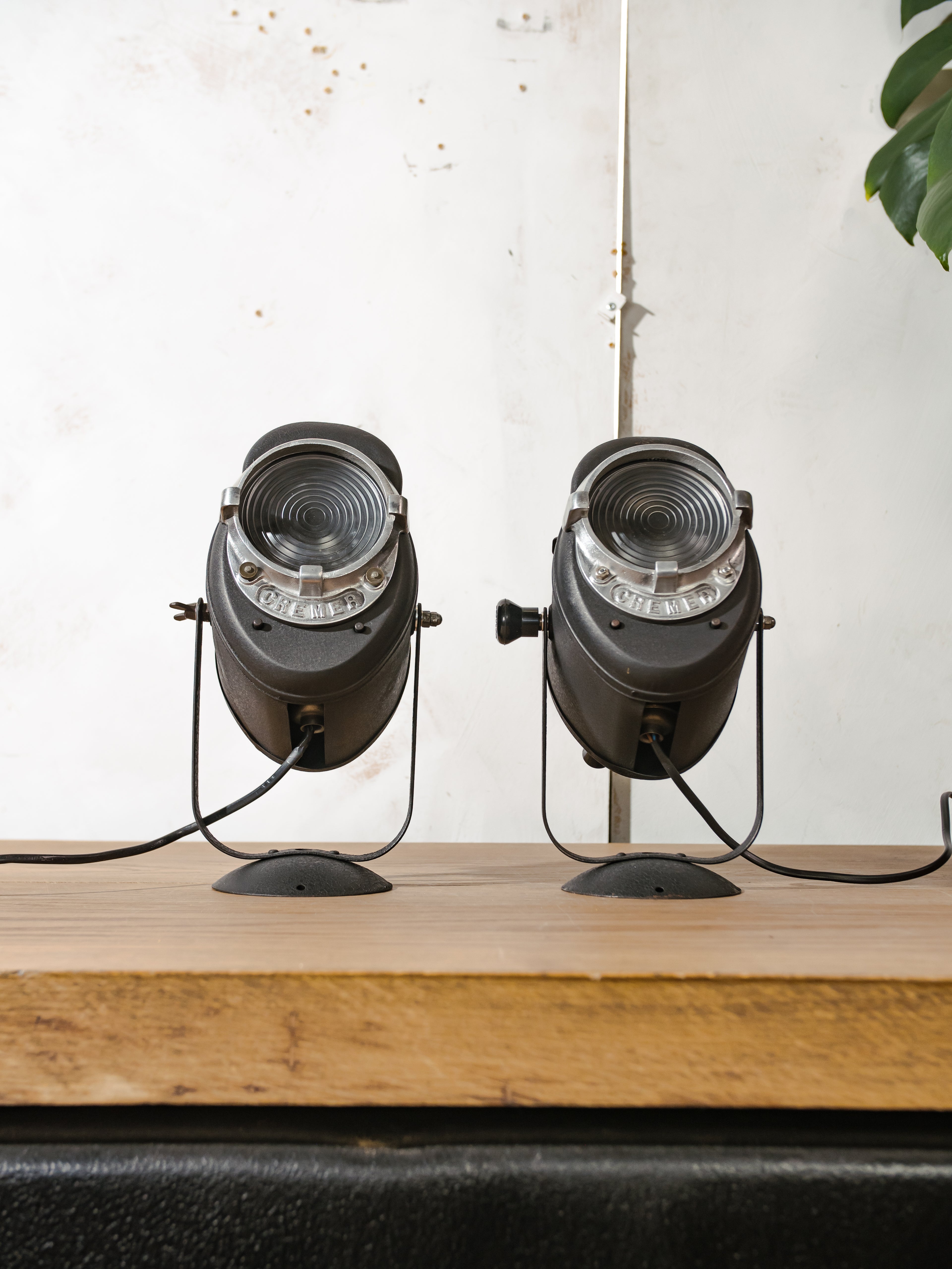 Vintage A.E. Cremer Paris Baby spotlight lamp uit de jaren 1950, originele industriële theaterverlichting.