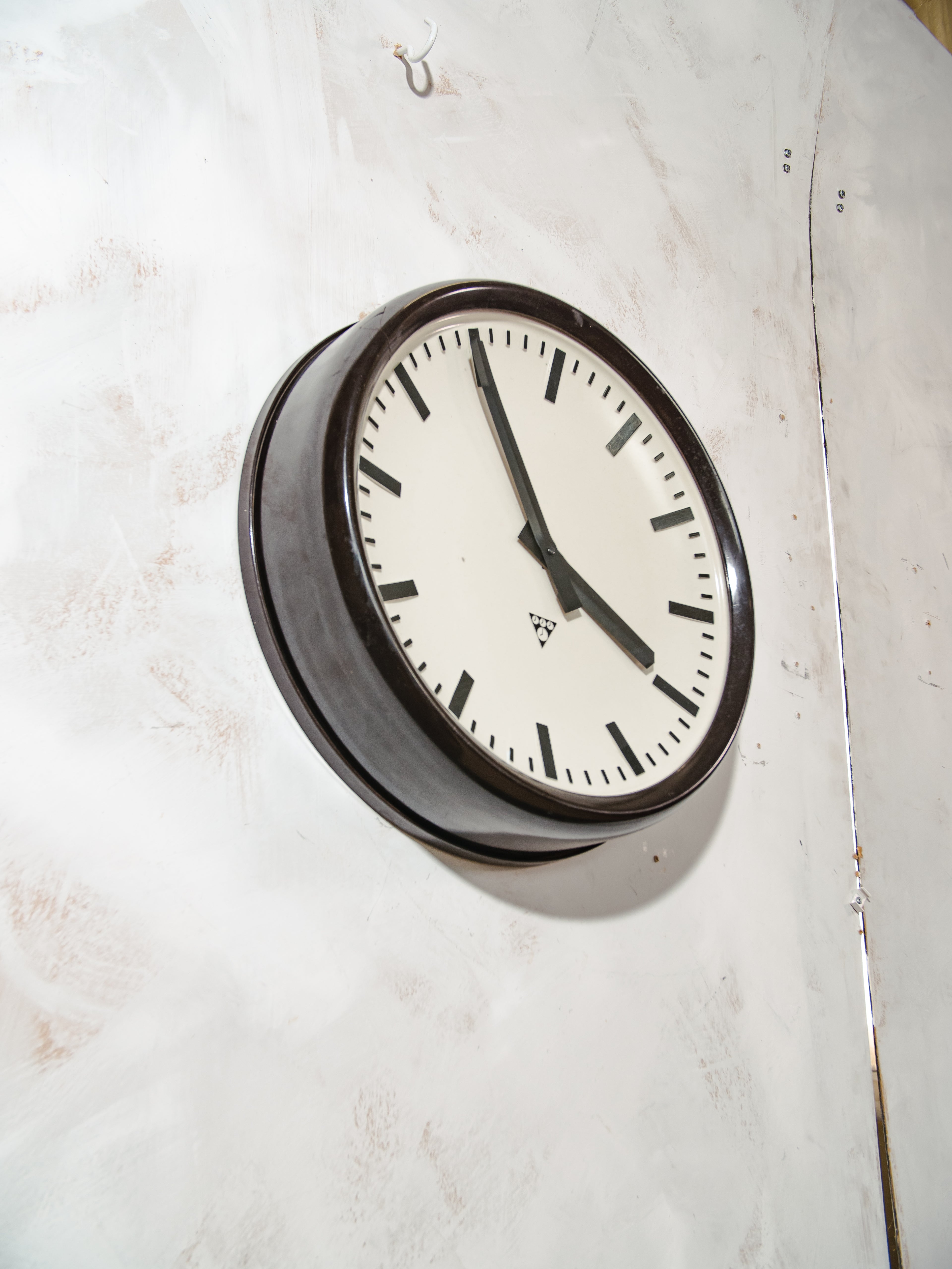Large Vintage Industrial Wall Clock by Pragotron | 1960s Station Timekeeper, Bakelite dark brown body, 50Ø