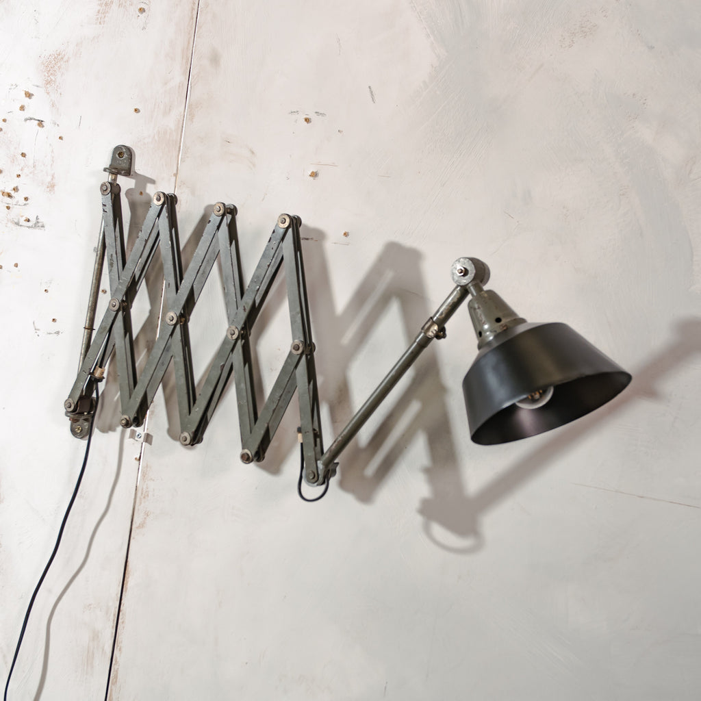 MIDGARD XXL Schaarlamp uit de jaren 1930, originele antieke militaire groene werkplaatslamp met zwarte kap, zeldzaam ontwerp van Curt Fischer.