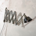 MIDGARD XXL Schaarlamp uit de jaren 1930, originele antieke militaire groene werkplaatslamp met zwarte kap, zeldzaam ontwerp van Curt Fischer.