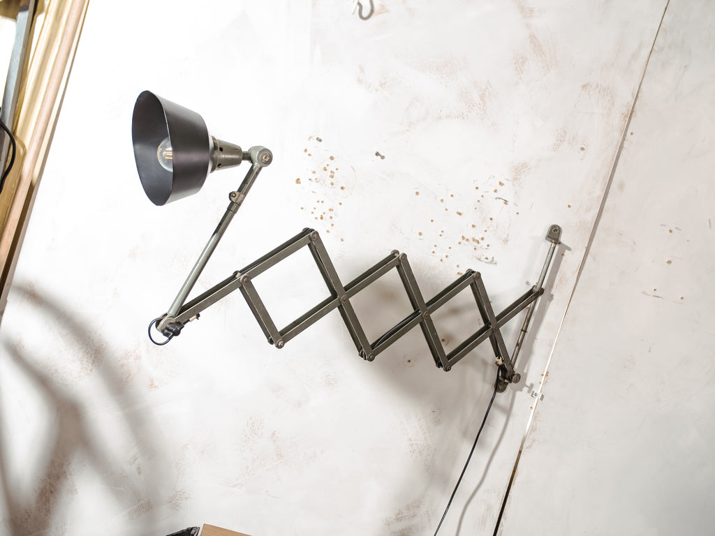 MIDGARD XXL Schaarlamp uit de jaren 1930, originele antieke militaire groene werkplaatslamp met zwarte kap, zeldzaam ontwerp van Curt Fischer.