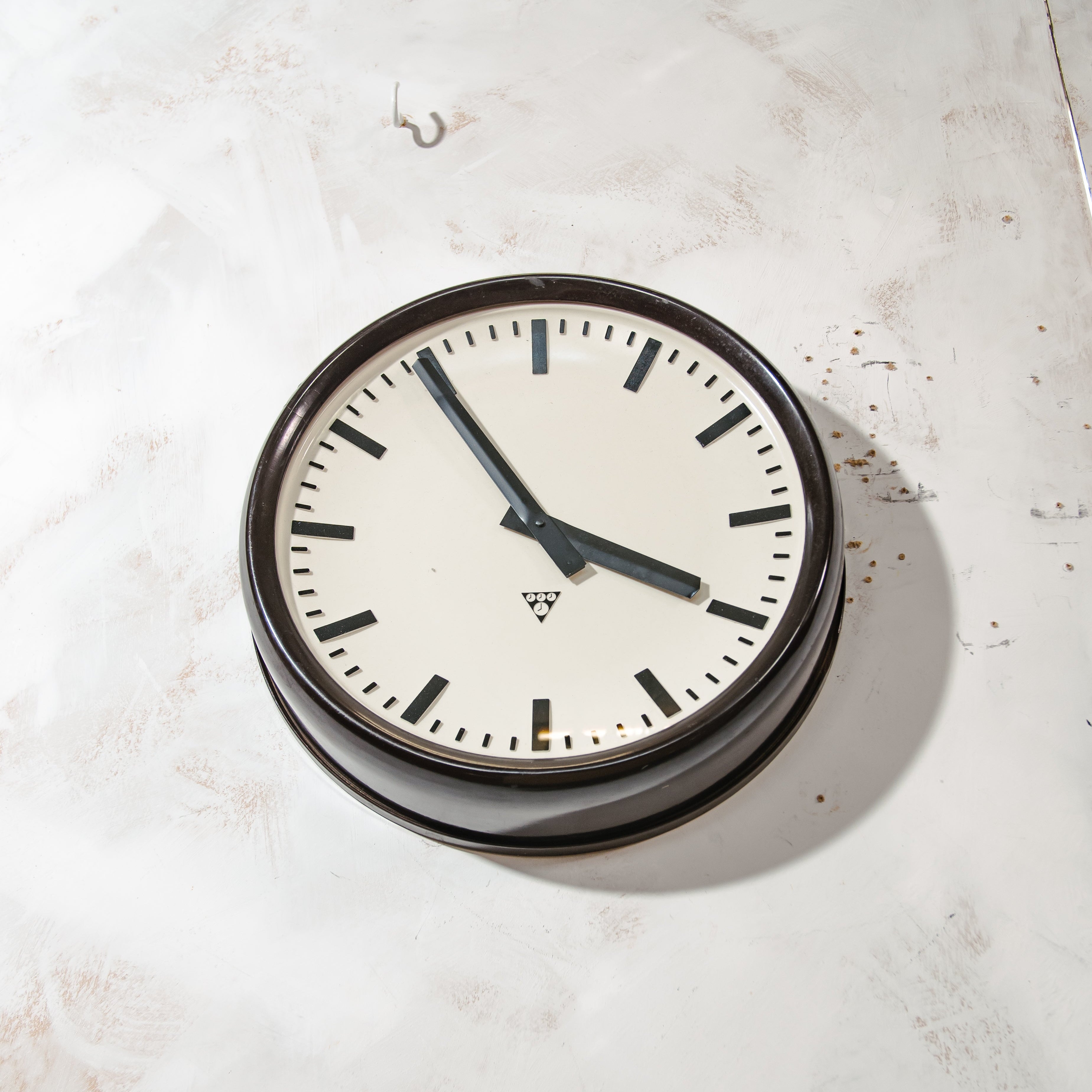 Grote vintage industriële wandklok van Pragotron | Stationsklok uit de jaren 60, donkerbruine bakelieten behuizing, 50 cm