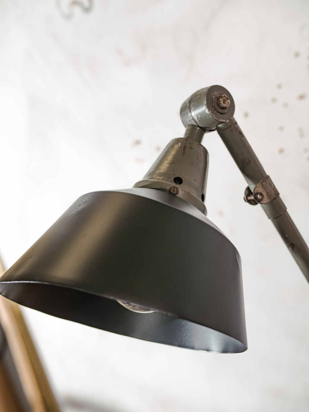 MIDGARD XXL Schaarlamp uit de jaren 1930, originele antieke militaire groene werkplaatslamp met zwarte kap, zeldzaam ontwerp van Curt Fischer.