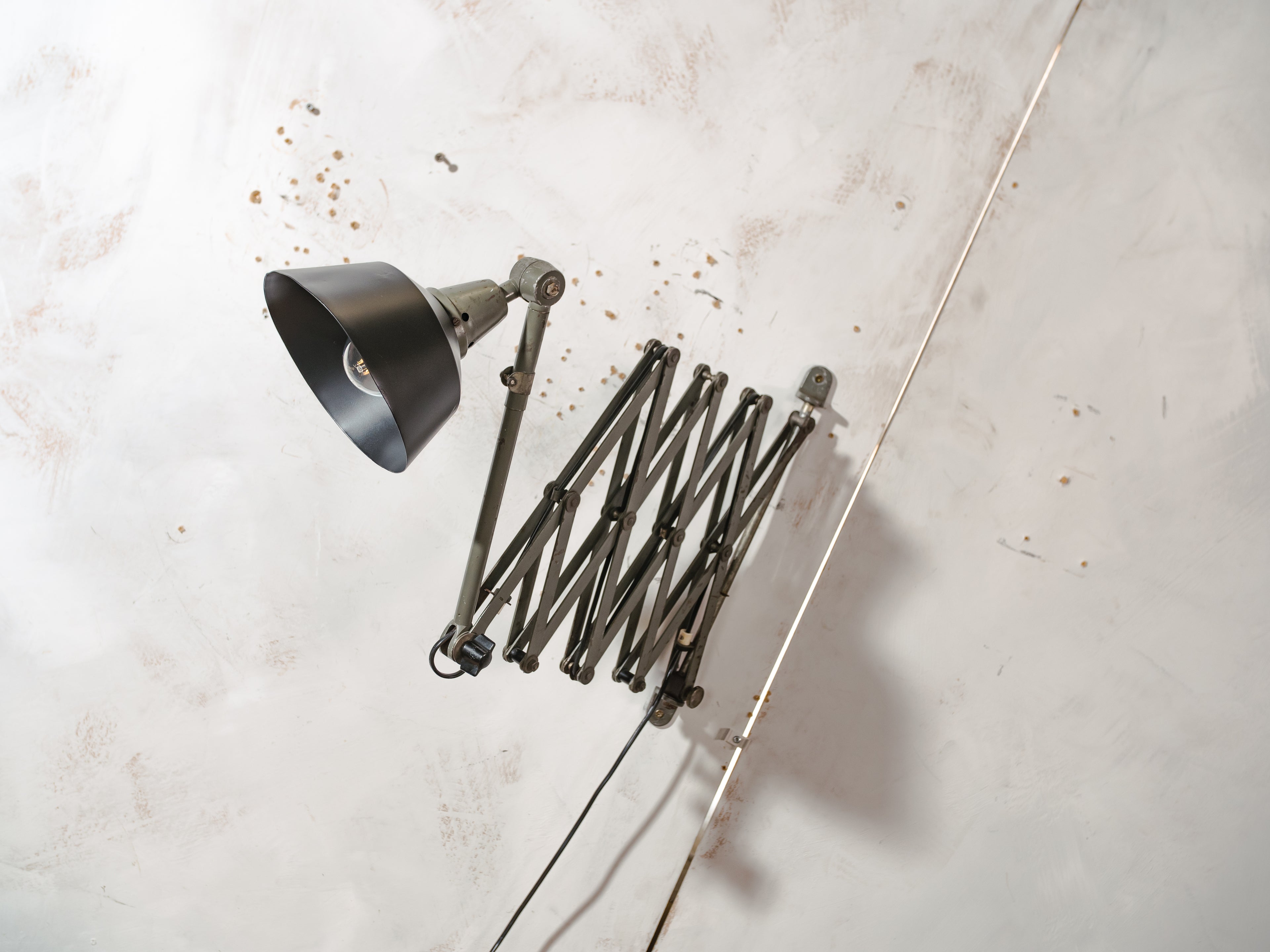MIDGARD XXL Schaarlamp uit de jaren 1930, originele antieke militaire groene werkplaatslamp met zwarte kap, zeldzaam ontwerp van Curt Fischer.