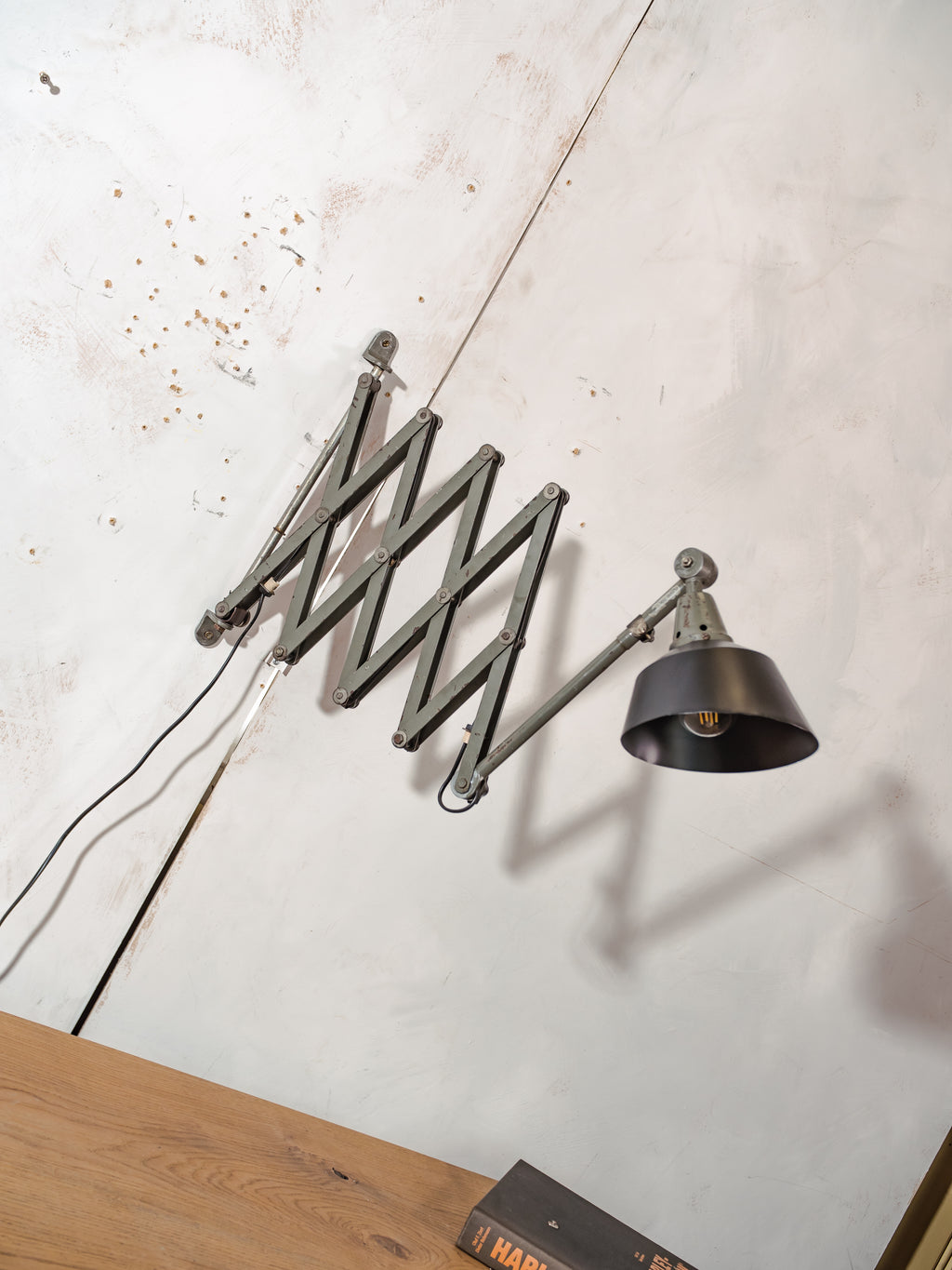 MIDGARD XXL Schaarlamp uit de jaren 1930, originele antieke militaire groene werkplaatslamp met zwarte kap, zeldzaam ontwerp van Curt Fischer.