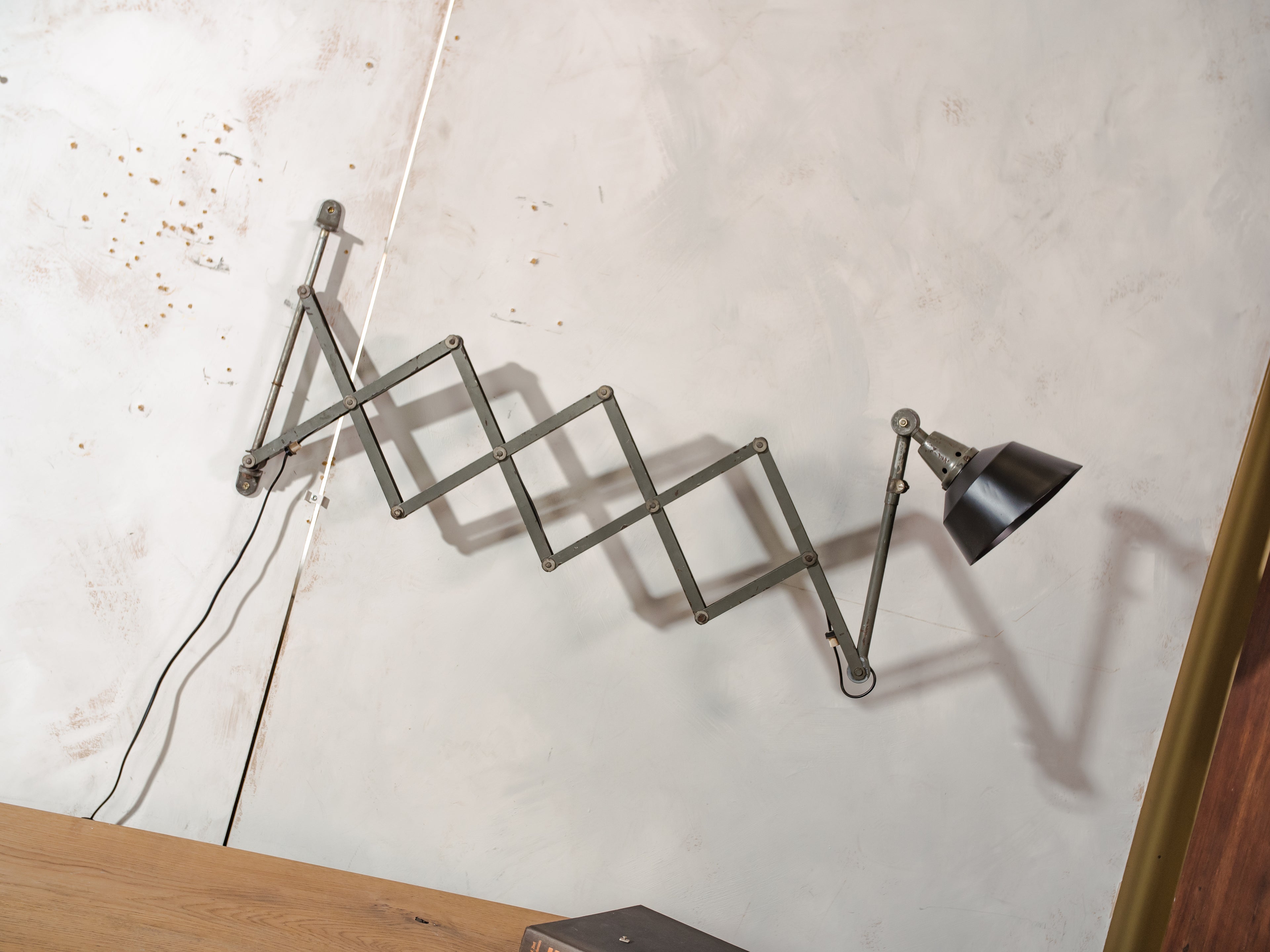 MIDGARD XXL Schaarlamp uit de jaren 1930, originele antieke militaire groene werkplaatslamp met zwarte kap, zeldzaam ontwerp van Curt Fischer.