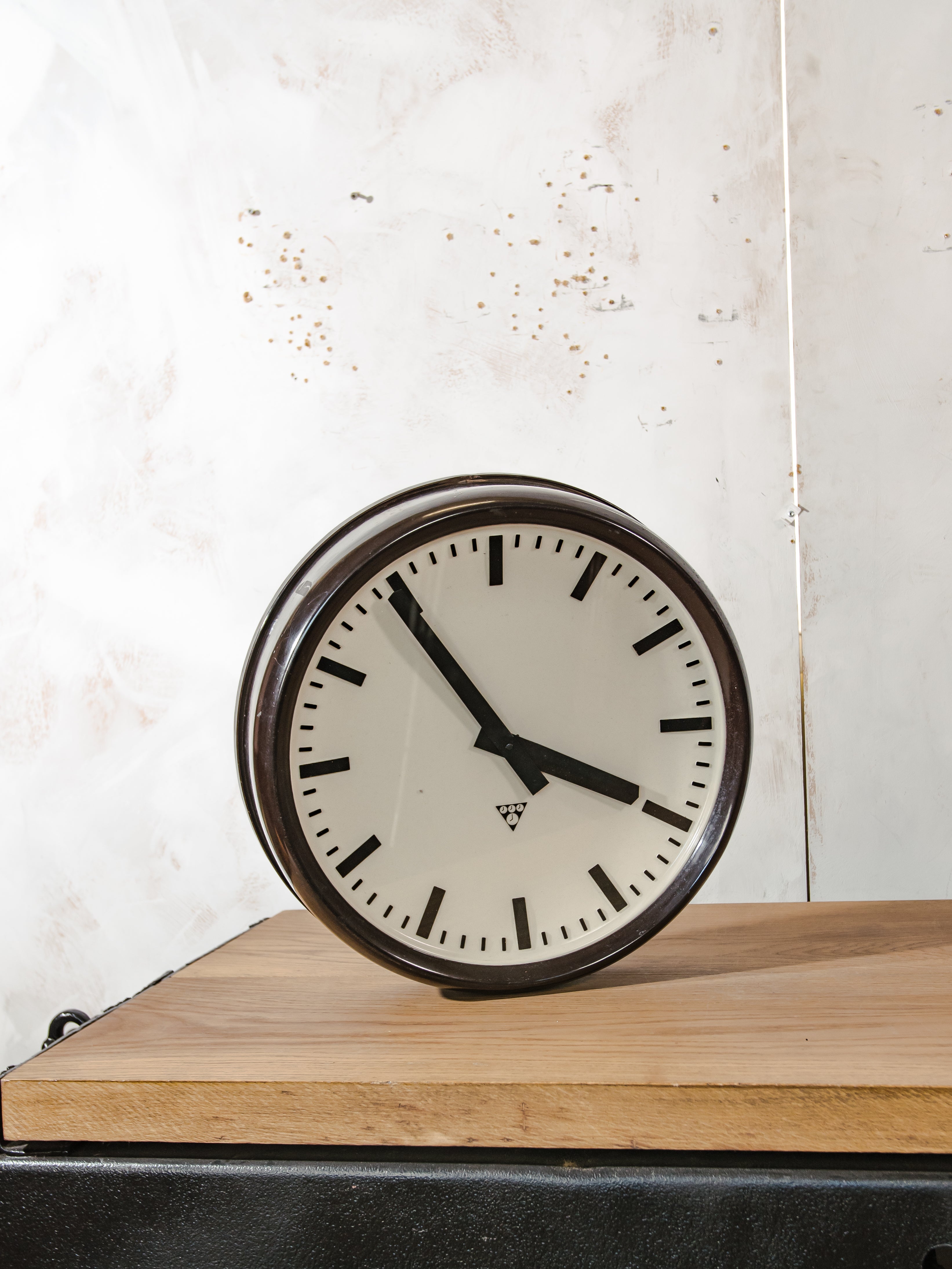 Grote vintage industriële wandklok van Pragotron | Stationsklok uit de jaren 60, donkerbruine bakelieten behuizing, 50 cm