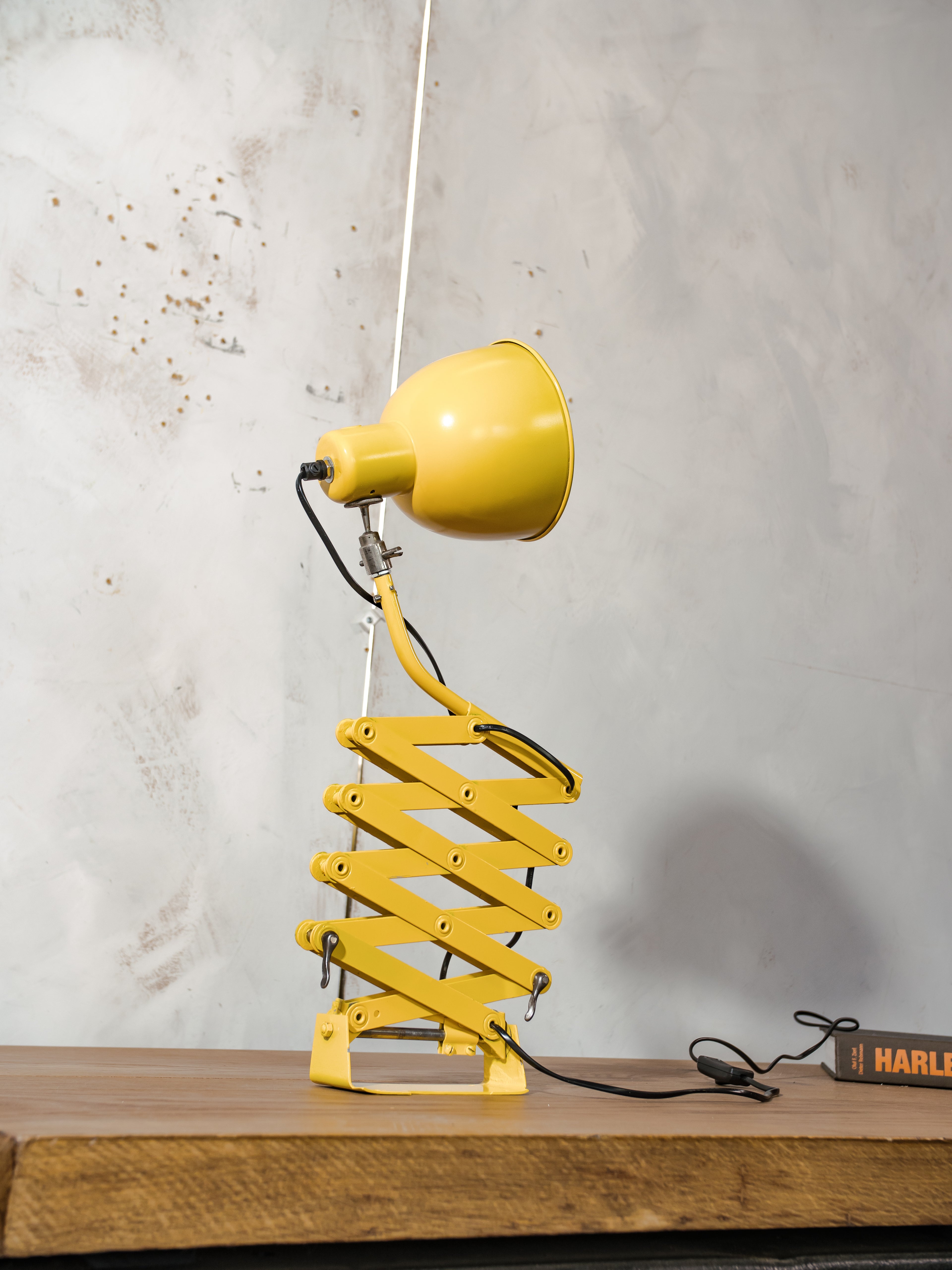 Vintage gele SIS schaarlamp, industriële accordeon lamp uit de jaren 60, werkplaats wandlamp, retro industriële verlichting