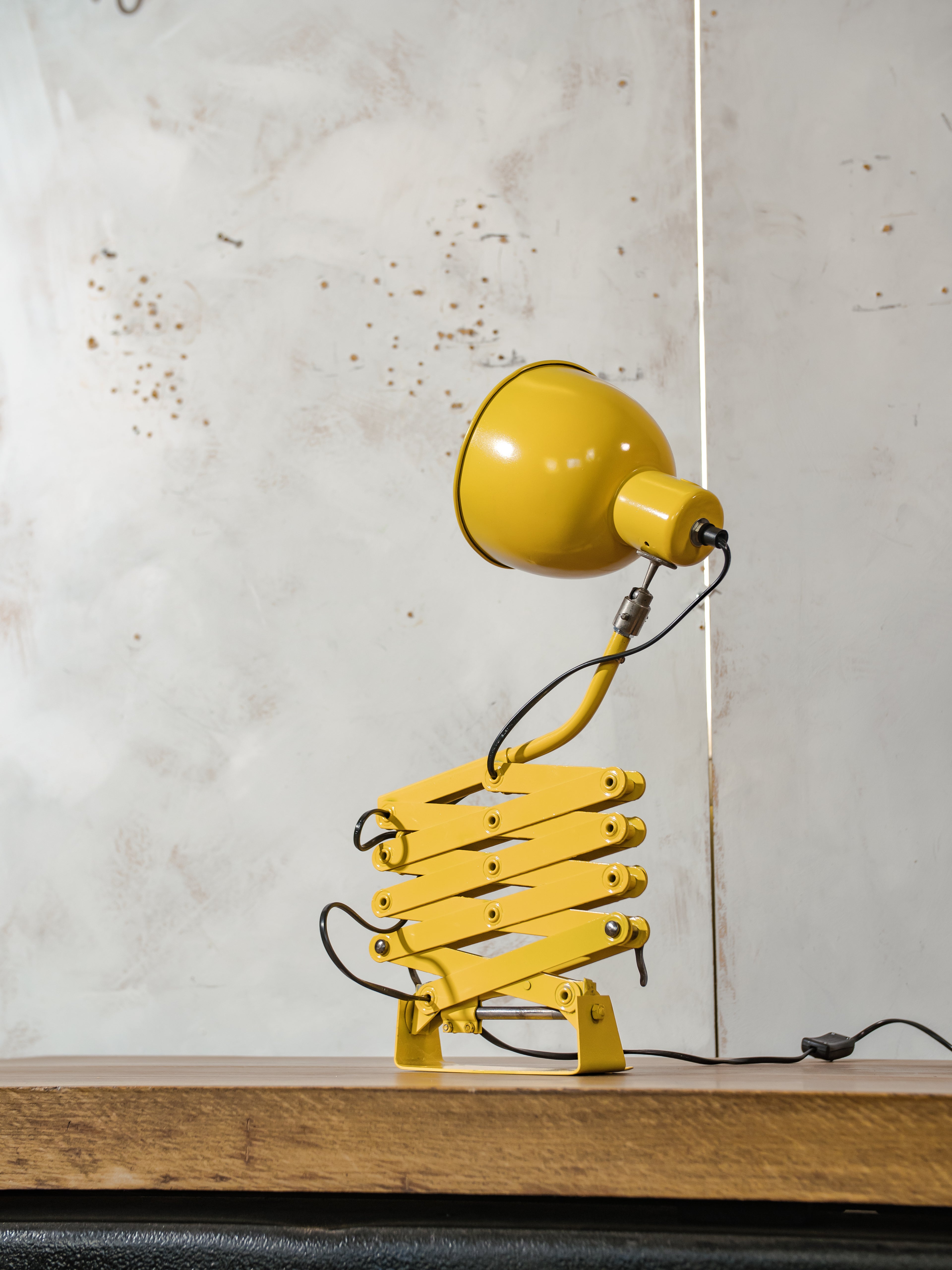 Vintage gele SIS schaarlamp, industriële accordeon lamp uit de jaren 60, werkplaats wandlamp, retro industriële verlichting