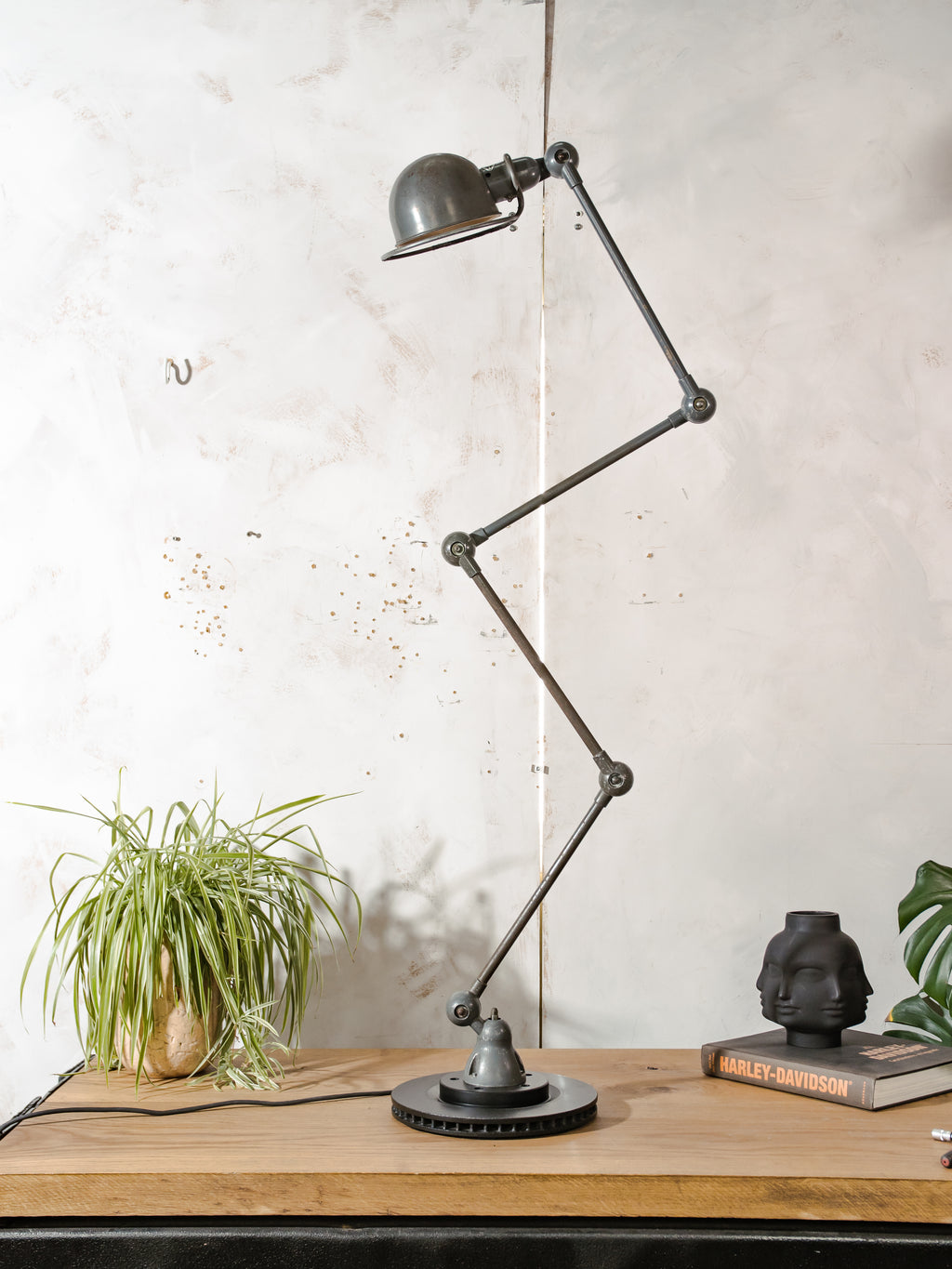 Vintage Jieldé industriële vloerlamp uit de jaren 50 met 4 armen, Frans ontwerp van Jean-Louis Domecq – Originele grijze patina