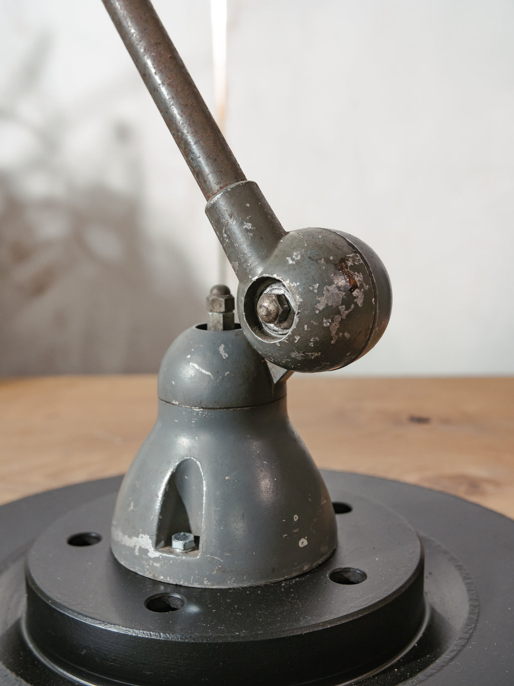 Vintage Jieldé industriële vloerlamp uit de jaren 50 met 4 armen, Frans ontwerp van Jean-Louis Domecq – Originele grijze patina