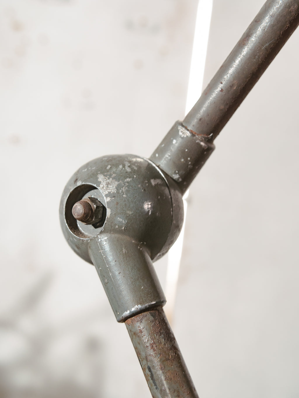 Vintage Jieldé industriële vloerlamp uit de jaren 50 met 4 armen, Frans ontwerp van Jean-Louis Domecq – Originele grijze patina