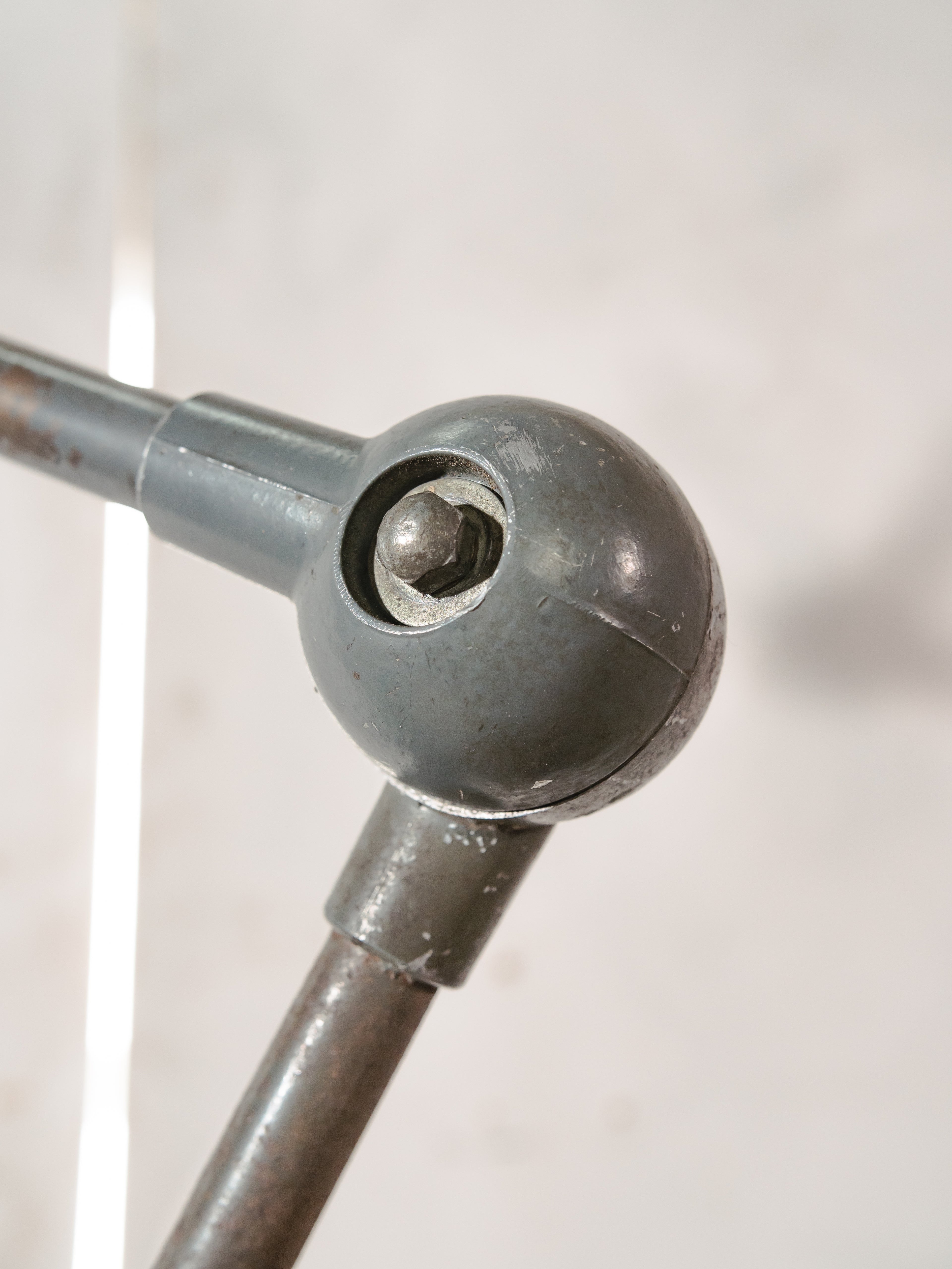 Vintage Jieldé industriële vloerlamp uit de jaren 50 met 4 armen, Frans ontwerp van Jean-Louis Domecq – Originele grijze patina