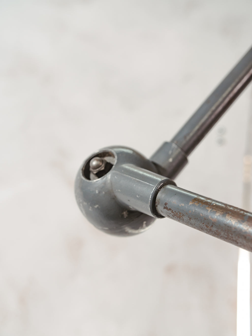 Vintage Jieldé industriële vloerlamp uit de jaren 50 met 4 armen, Frans ontwerp van Jean-Louis Domecq – Originele grijze patina