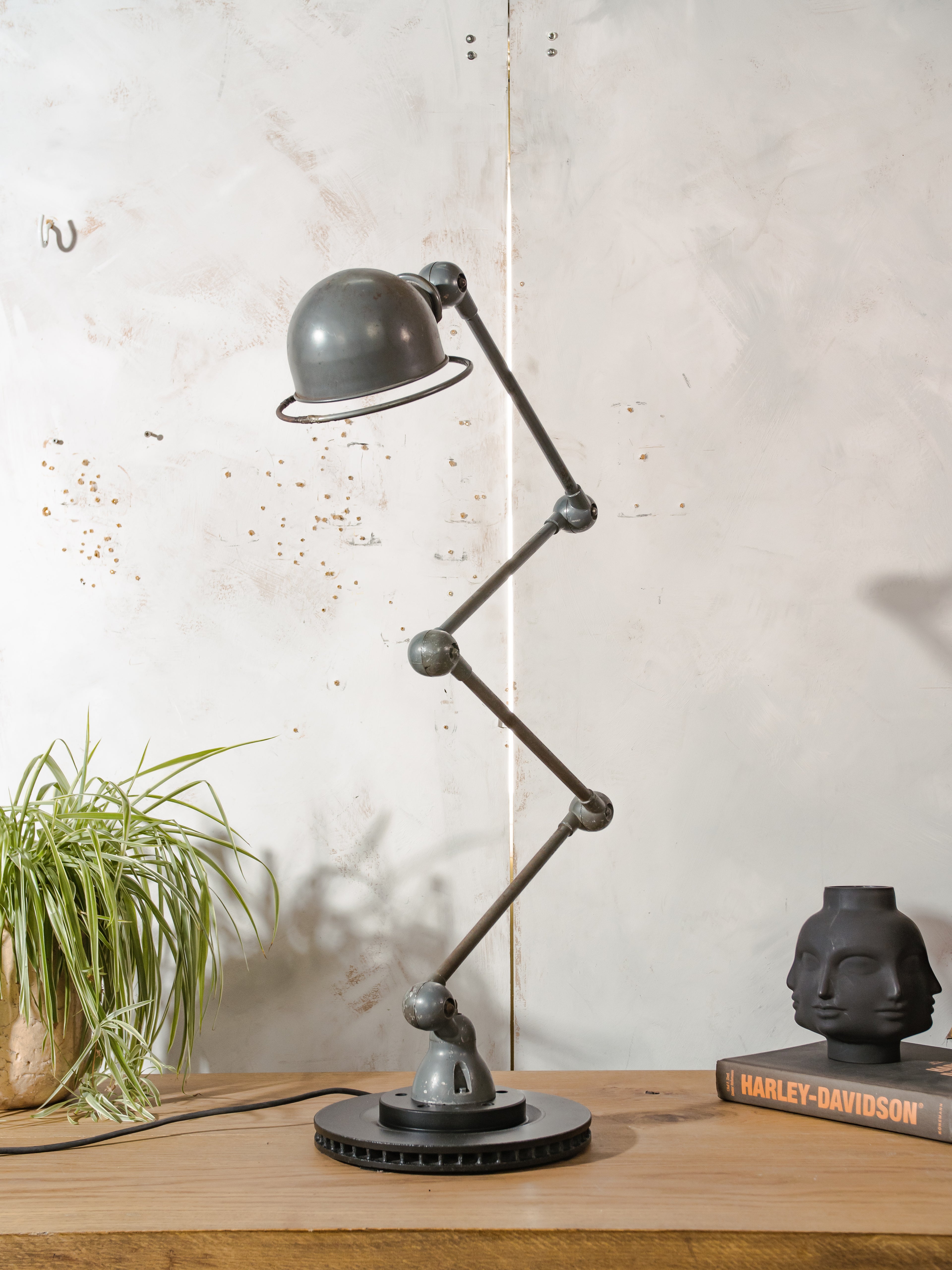 Vintage Jieldé industriële vloerlamp uit de jaren 50 met 4 armen, Frans ontwerp van Jean-Louis Domecq – Originele grijze patina