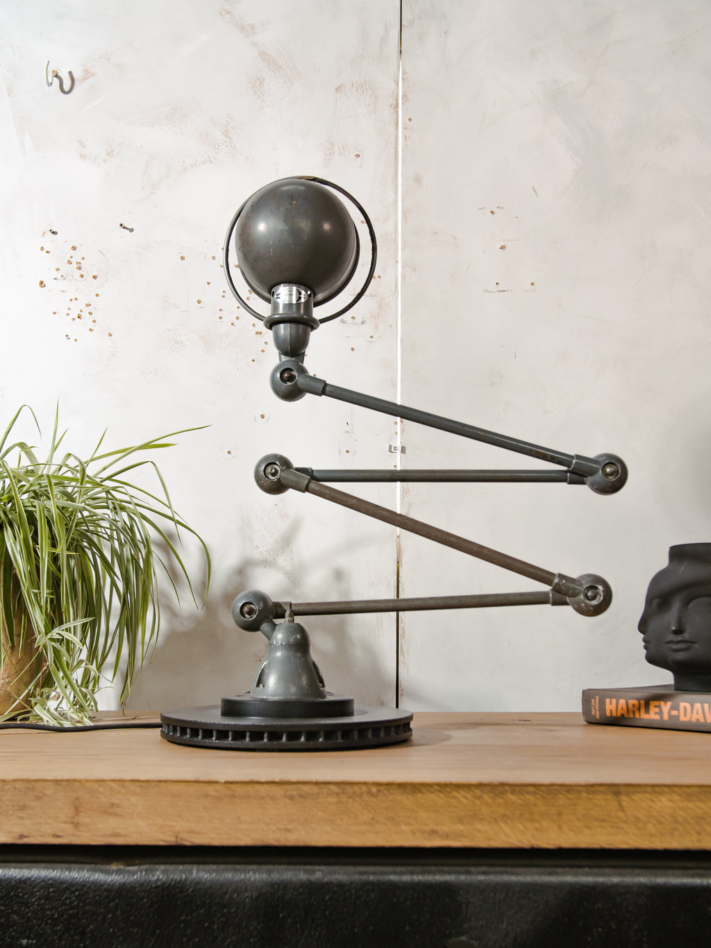 Vintage Jieldé industriële vloerlamp uit de jaren 50 met 4 armen, Frans ontwerp van Jean-Louis Domecq – Originele grijze patina