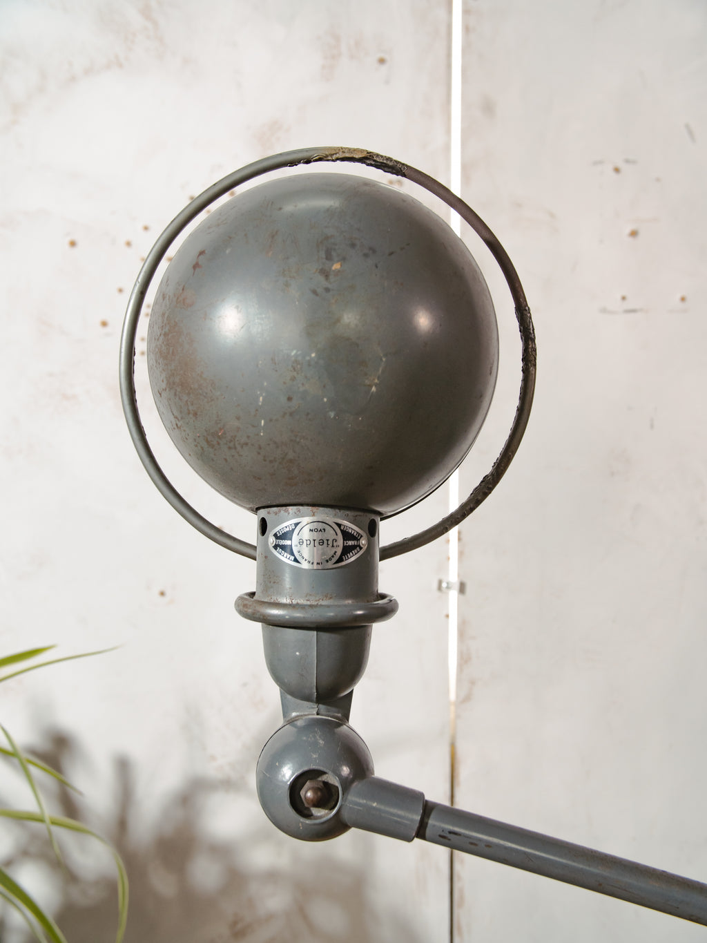 Vintage Jieldé industriële vloerlamp uit de jaren 50 met 4 armen, Frans ontwerp van Jean-Louis Domecq – Originele grijze patina
