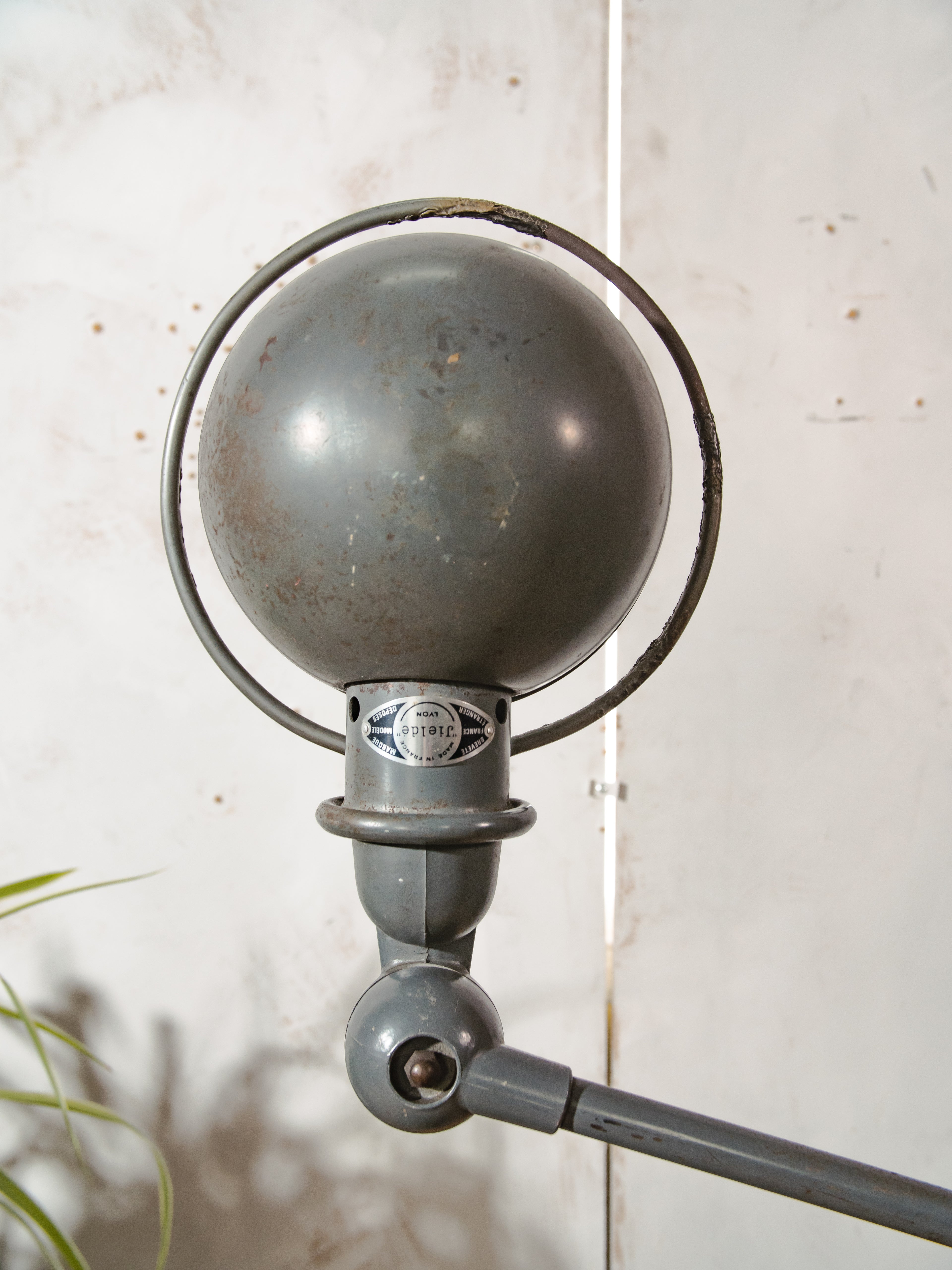 Vintage Jieldé industriële vloerlamp uit de jaren 50 met 4 armen, Frans ontwerp van Jean-Louis Domecq – Originele grijze patina