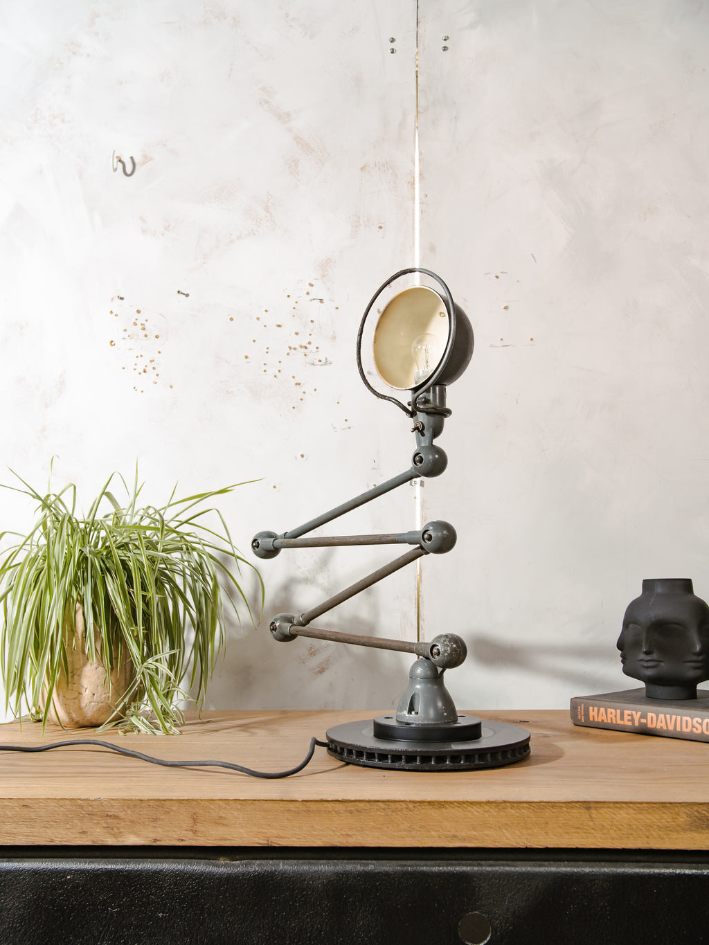 Vintage Jieldé industriële vloerlamp uit de jaren 50 met 4 armen, Frans ontwerp van Jean-Louis Domecq – Originele grijze patina
