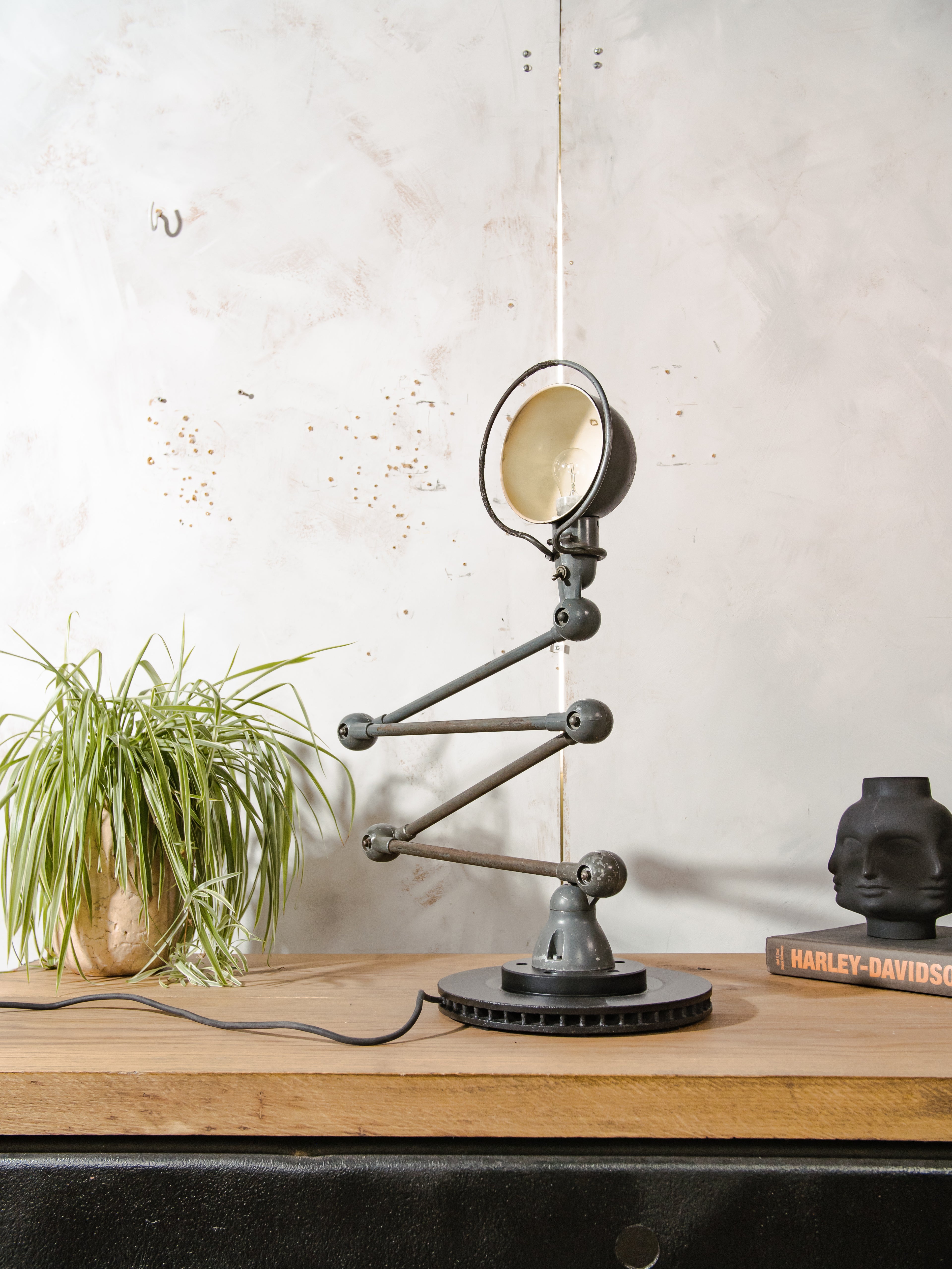 Vintage Jieldé industriële vloerlamp uit de jaren 50 met 4 armen, Frans ontwerp van Jean-Louis Domecq – Originele grijze patina