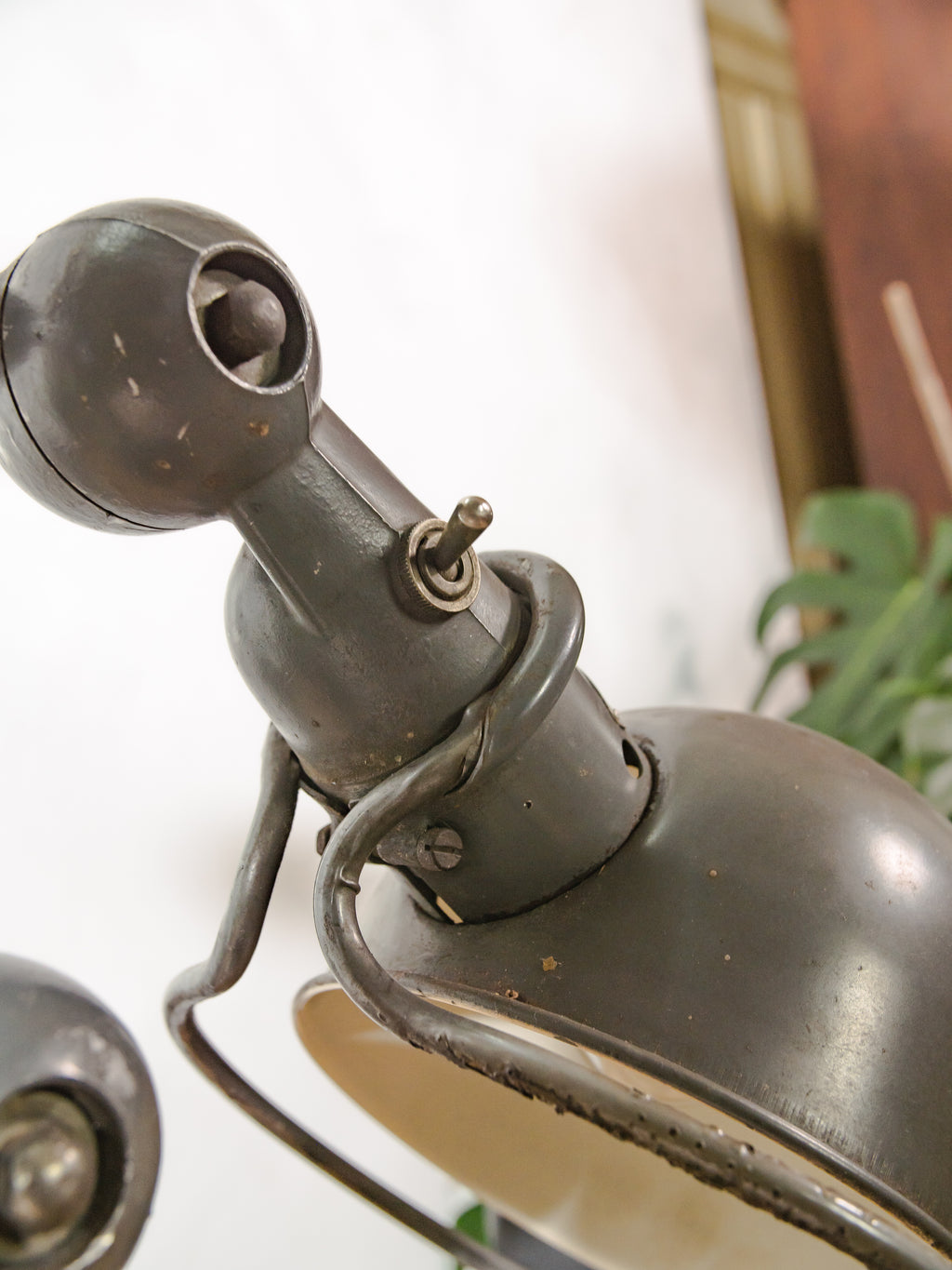 Vintage Jieldé industriële vloerlamp uit de jaren 50 met 4 armen, Frans ontwerp van Jean-Louis Domecq – Originele grijze patina