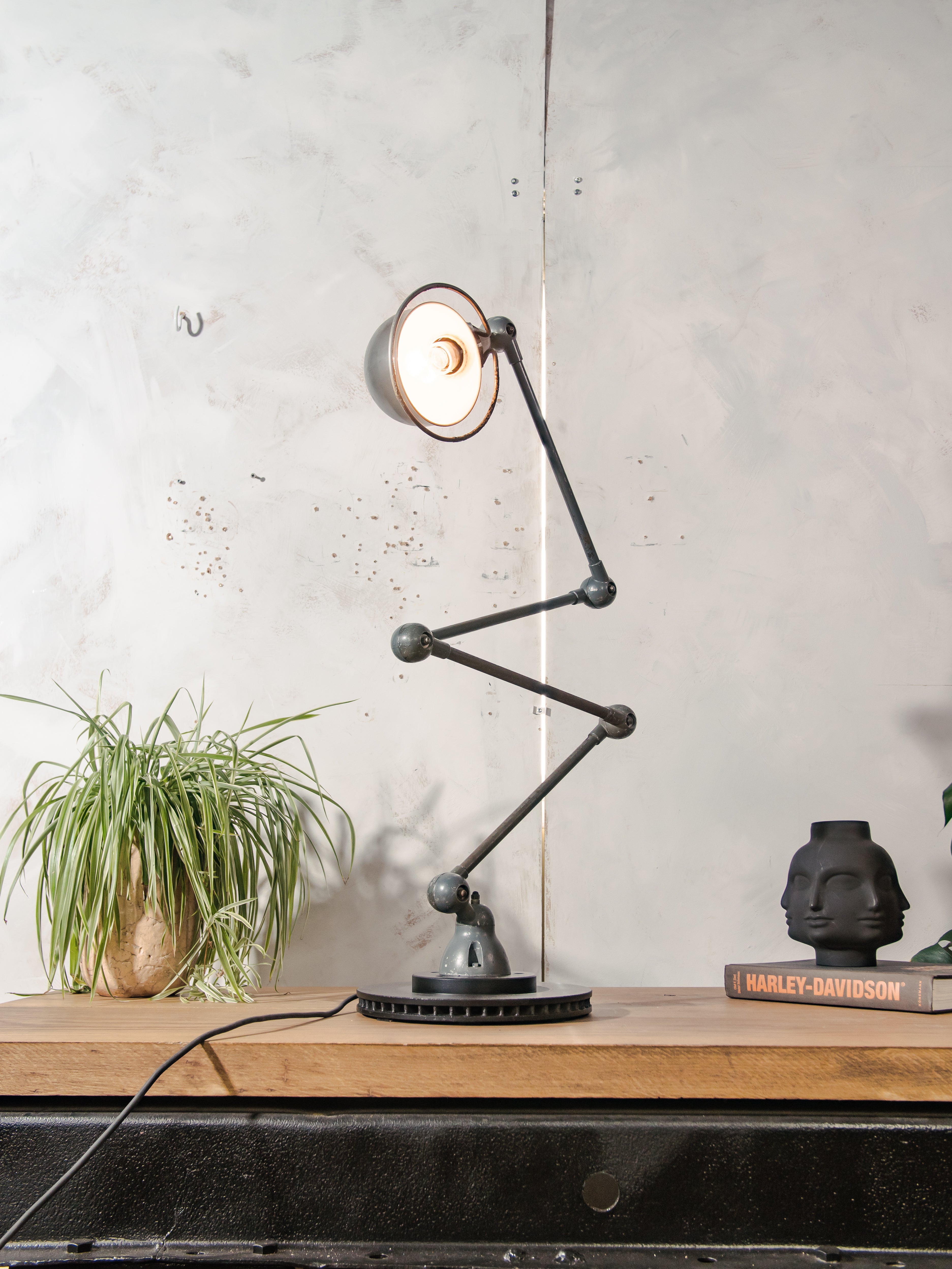 Vintage Jieldé industriële vloerlamp uit de jaren 50 met 4 armen, Frans ontwerp van Jean-Louis Domecq – Originele grijze patina