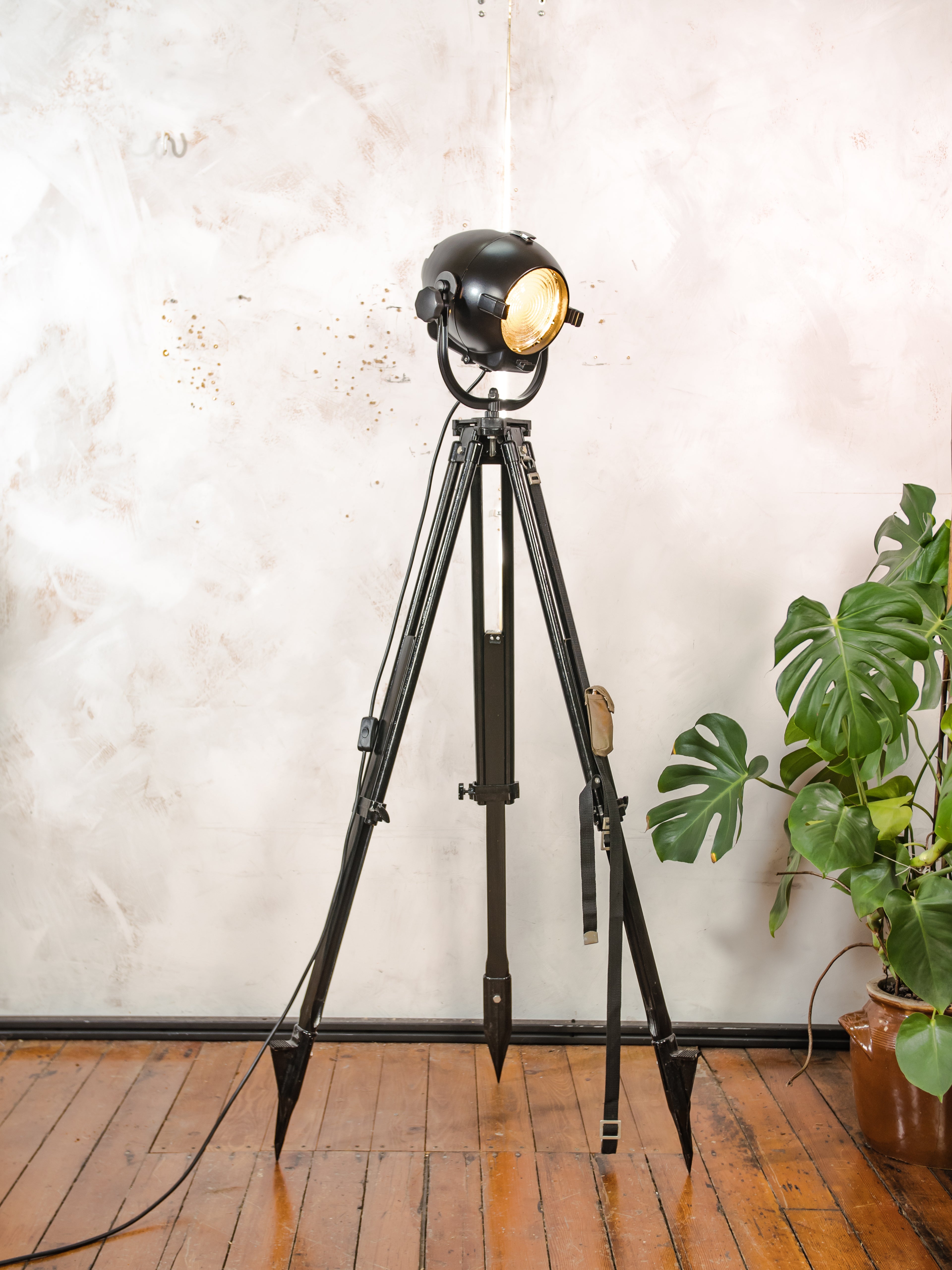 Vloerlamp uit de jaren 60 van Rank Strand, Model Patt 123, satijnzwart, upcycled, met zwart houten statief, design loft decor.
