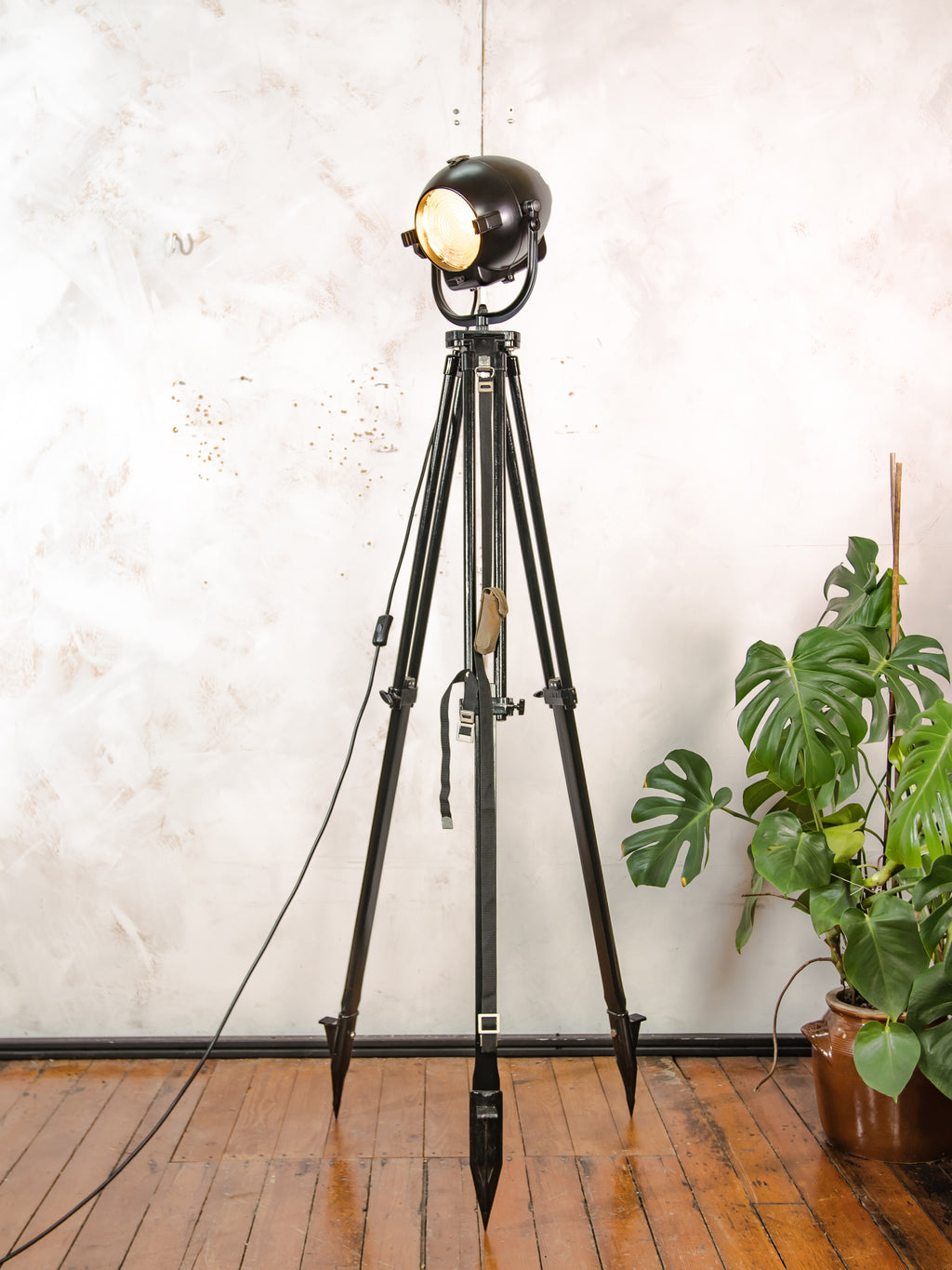 Vloerlamp uit de jaren 60 van Rank Strand, Model Patt 123, satijnzwart, upcycled, met zwart houten statief, design loft decor.