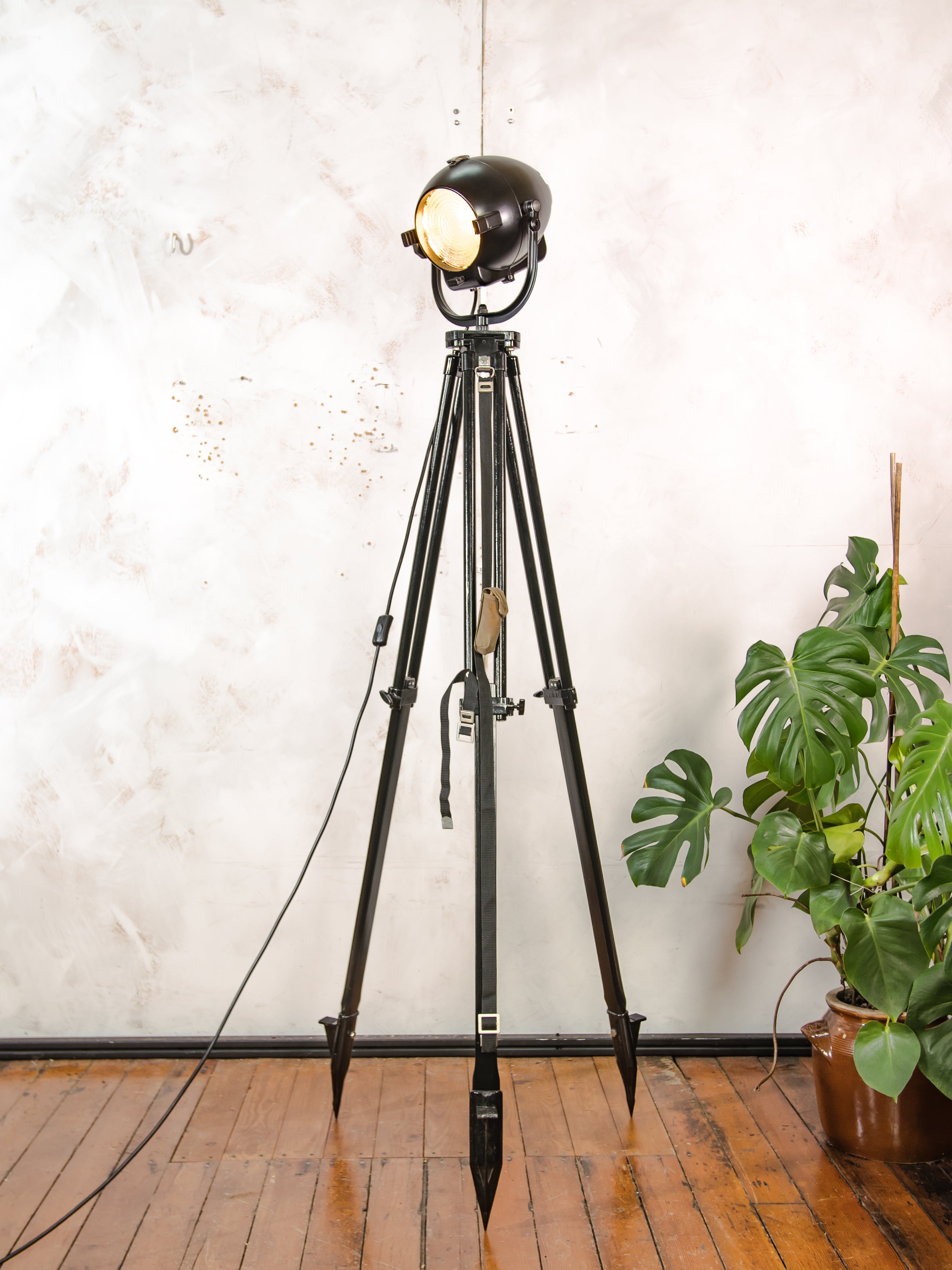 Vloerlamp uit de jaren 60 van Rank Strand, Model Patt 123, satijnzwart, upcycled, met zwart houten statief, design loft decor.