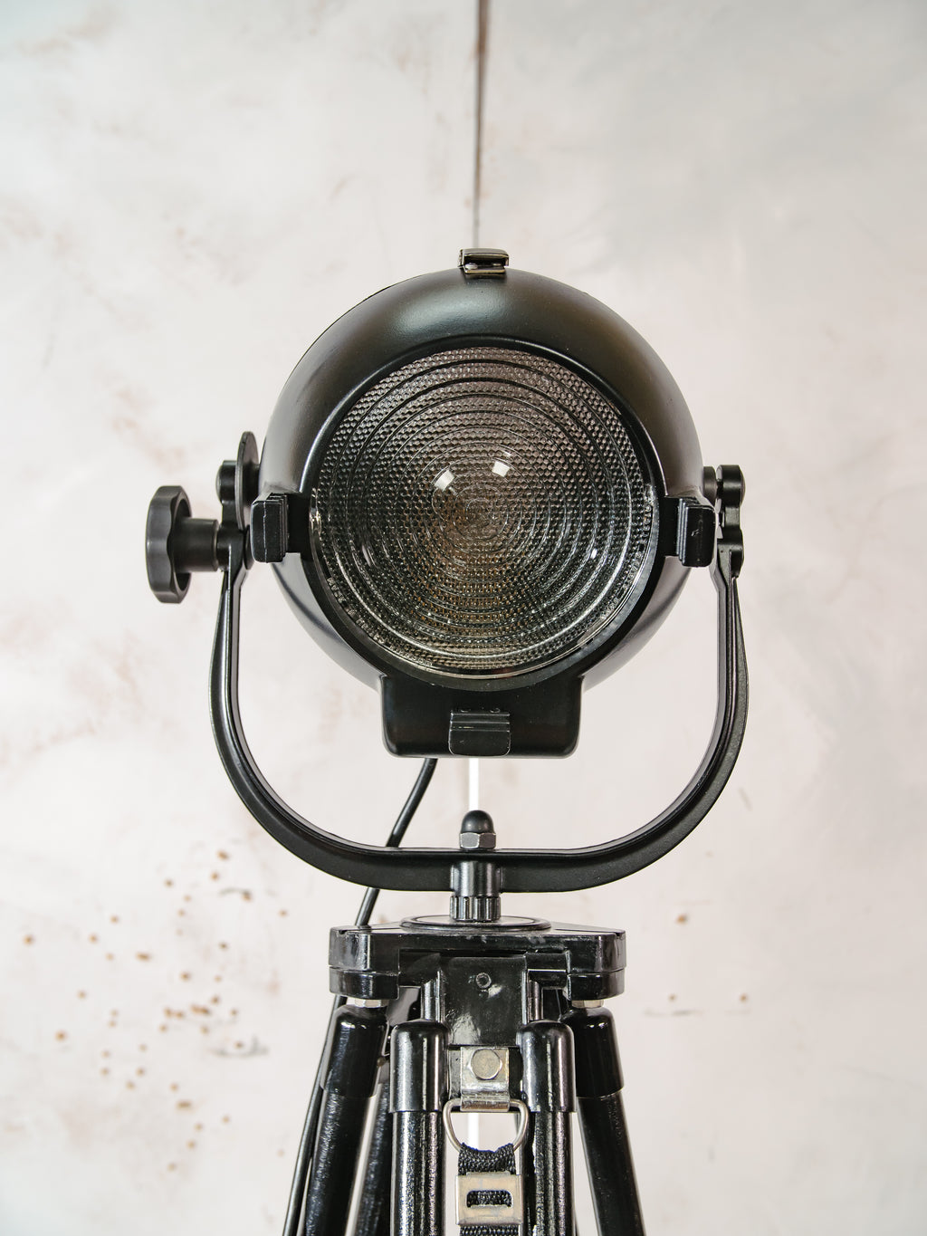 Vloerlamp uit de jaren 60 van Rank Strand, Model Patt 123, satijnzwart, upcycled, met zwart houten statief, design loft decor.