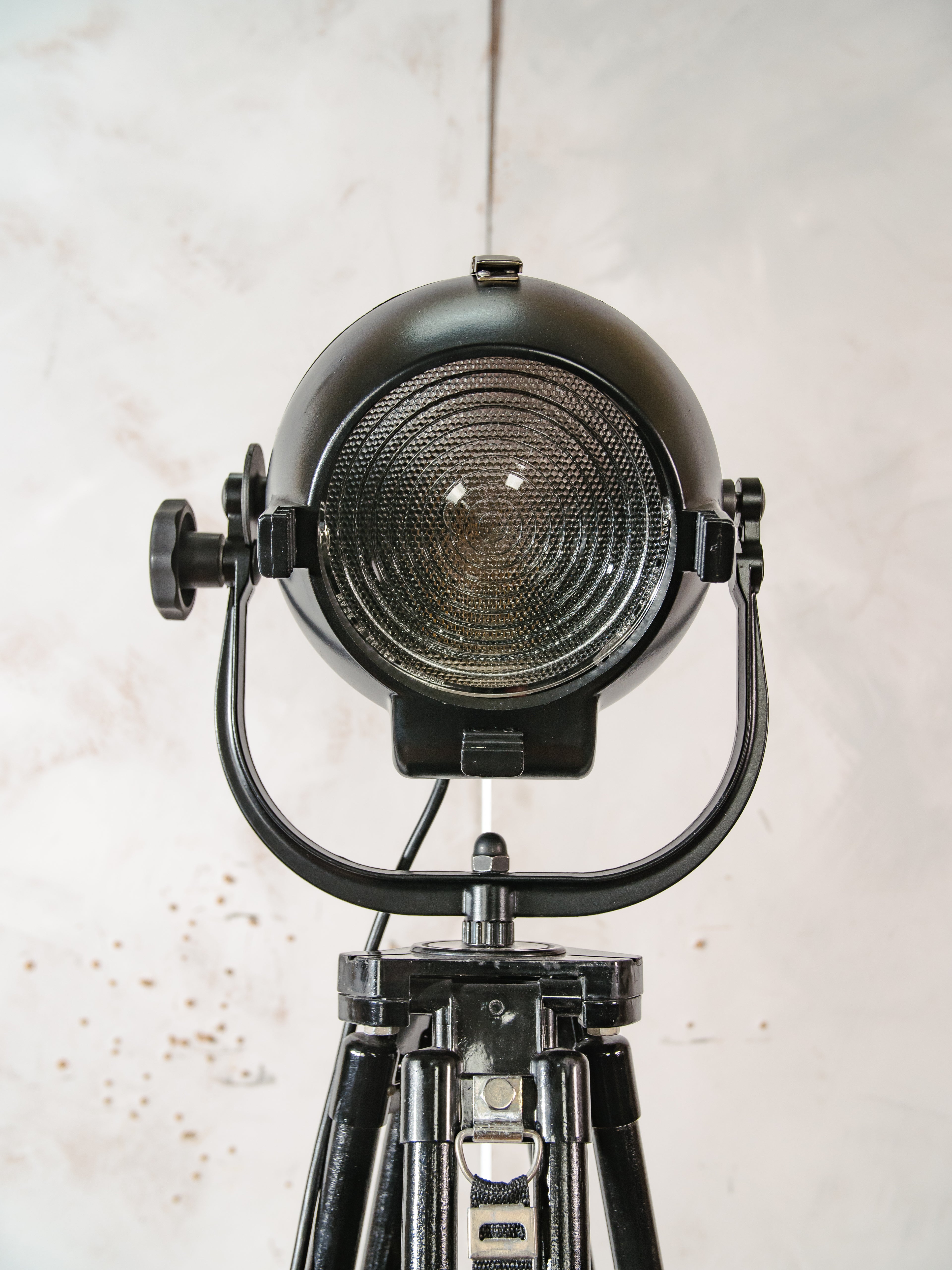Vloerlamp uit de jaren 60 van Rank Strand, Model Patt 123, satijnzwart, upcycled, met zwart houten statief, design loft decor.