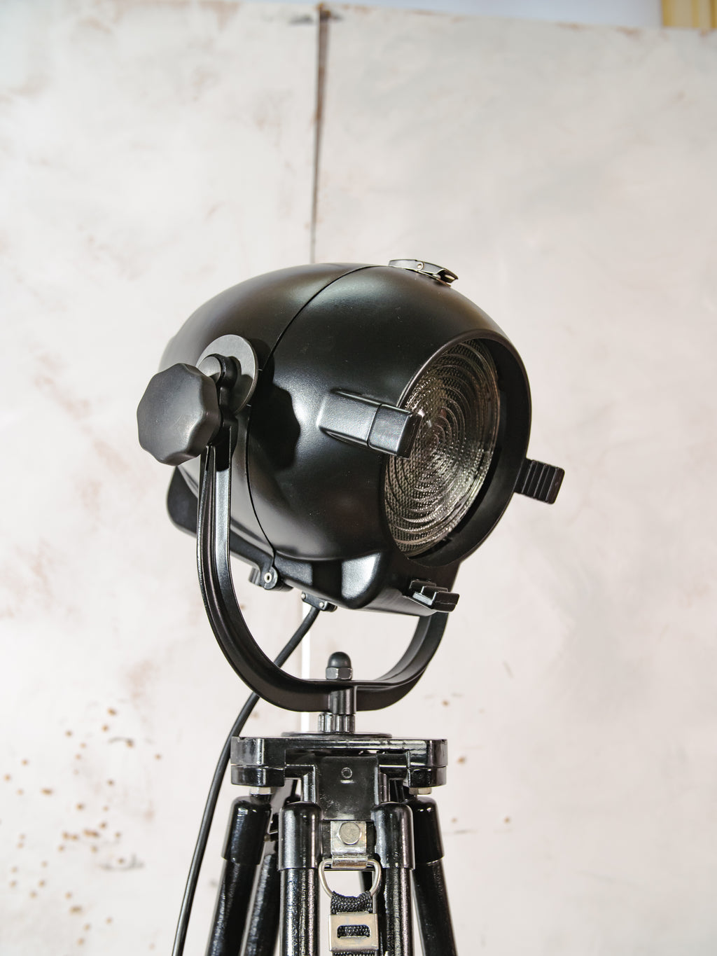 Vloerlamp uit de jaren 60 van Rank Strand, Model Patt 123, satijnzwart, upcycled, met zwart houten statief, design loft decor.