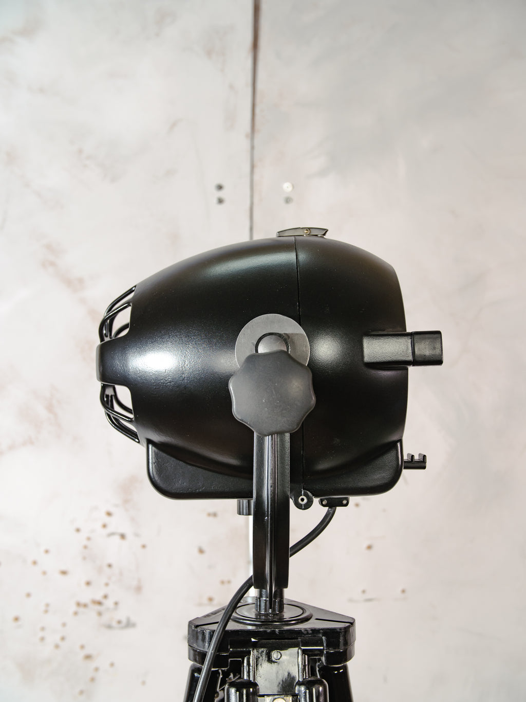 Vloerlamp uit de jaren 60 van Rank Strand, Model Patt 123, satijnzwart, upcycled, met zwart houten statief, design loft decor.