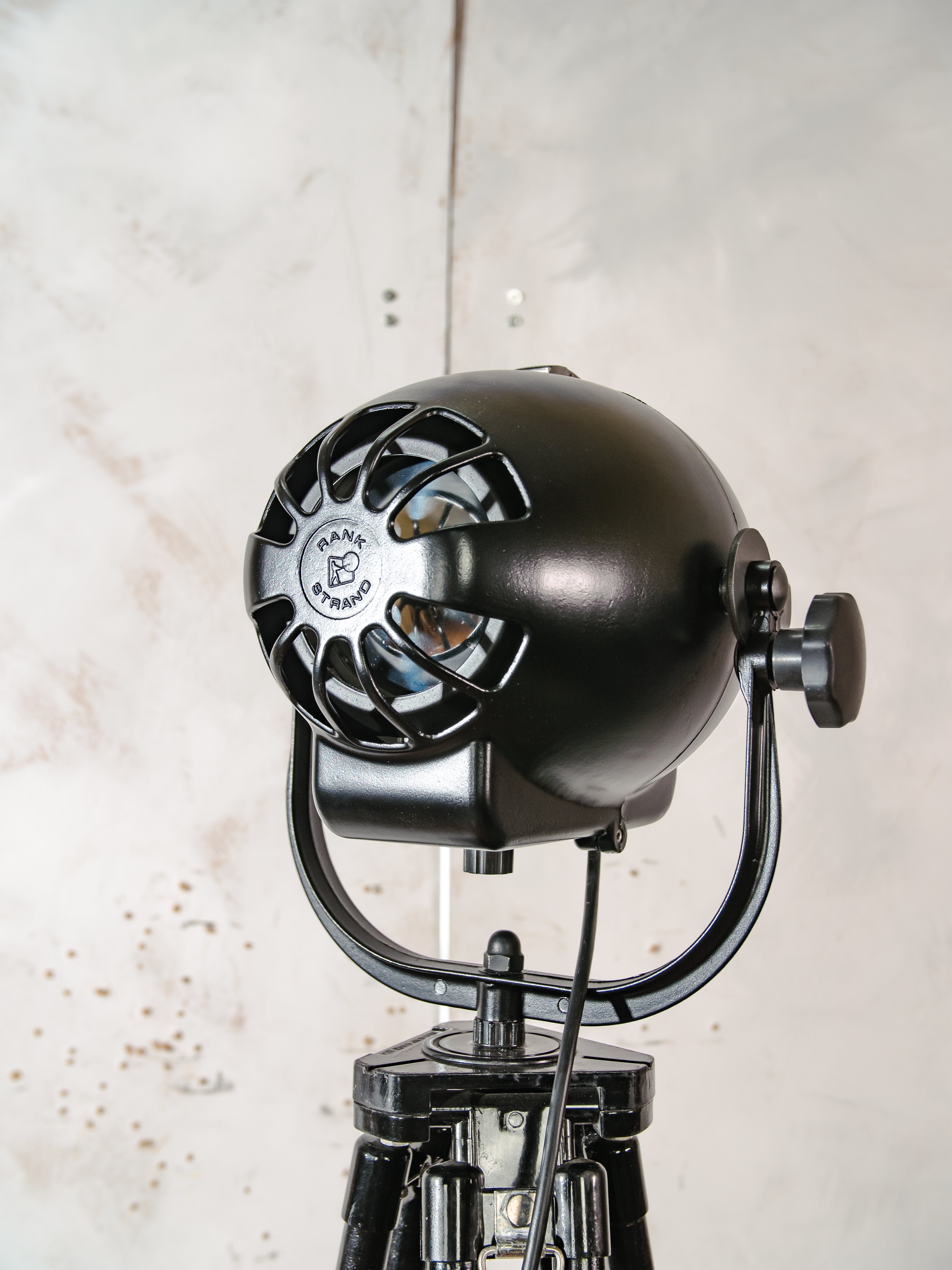 Vloerlamp uit de jaren 60 van Rank Strand, Model Patt 123, satijnzwart, upcycled, met zwart houten statief, design loft decor.
