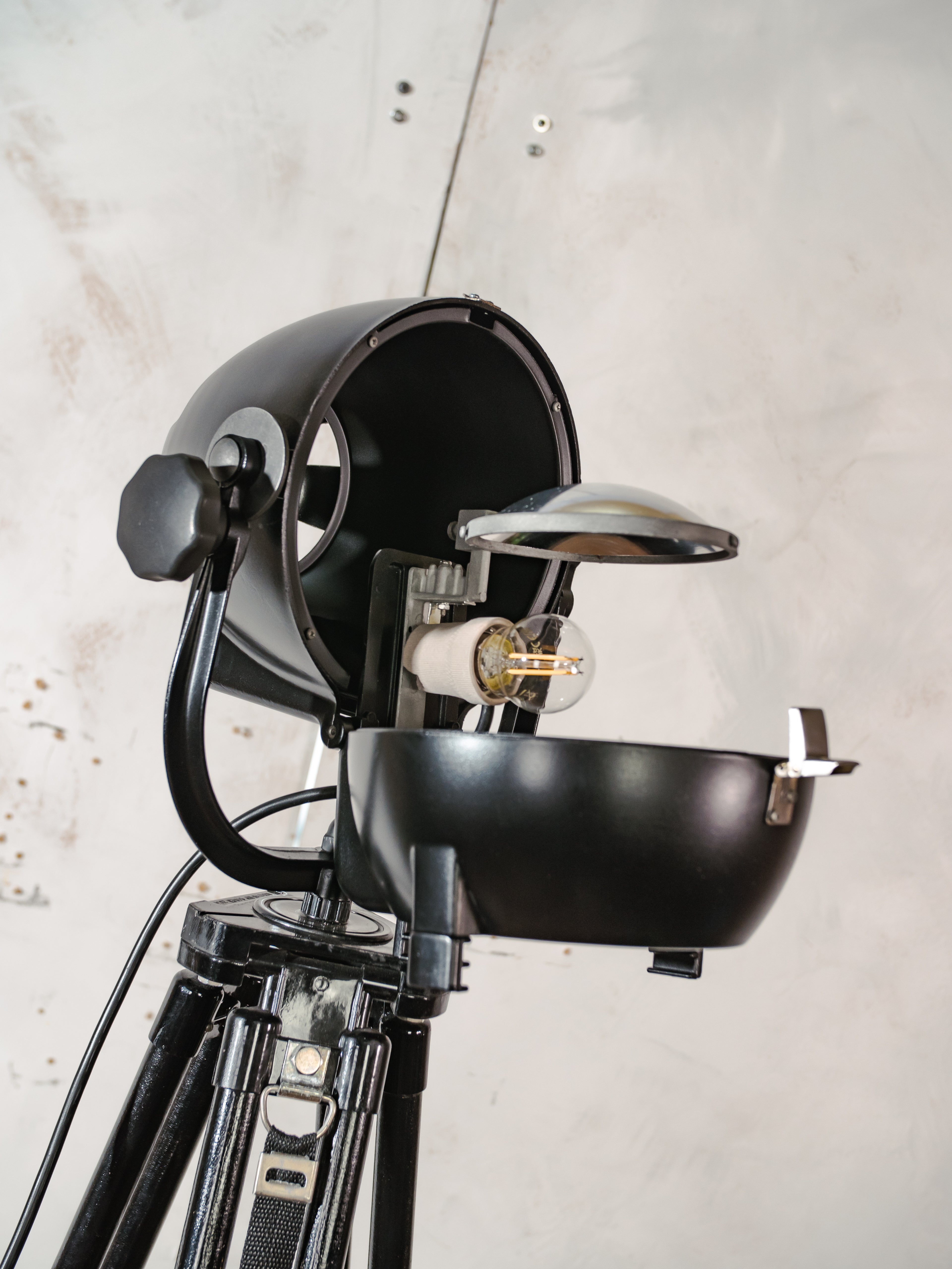 Vloerlamp uit de jaren 60 van Rank Strand, Model Patt 123, satijnzwart, upcycled, met zwart houten statief, design loft decor.