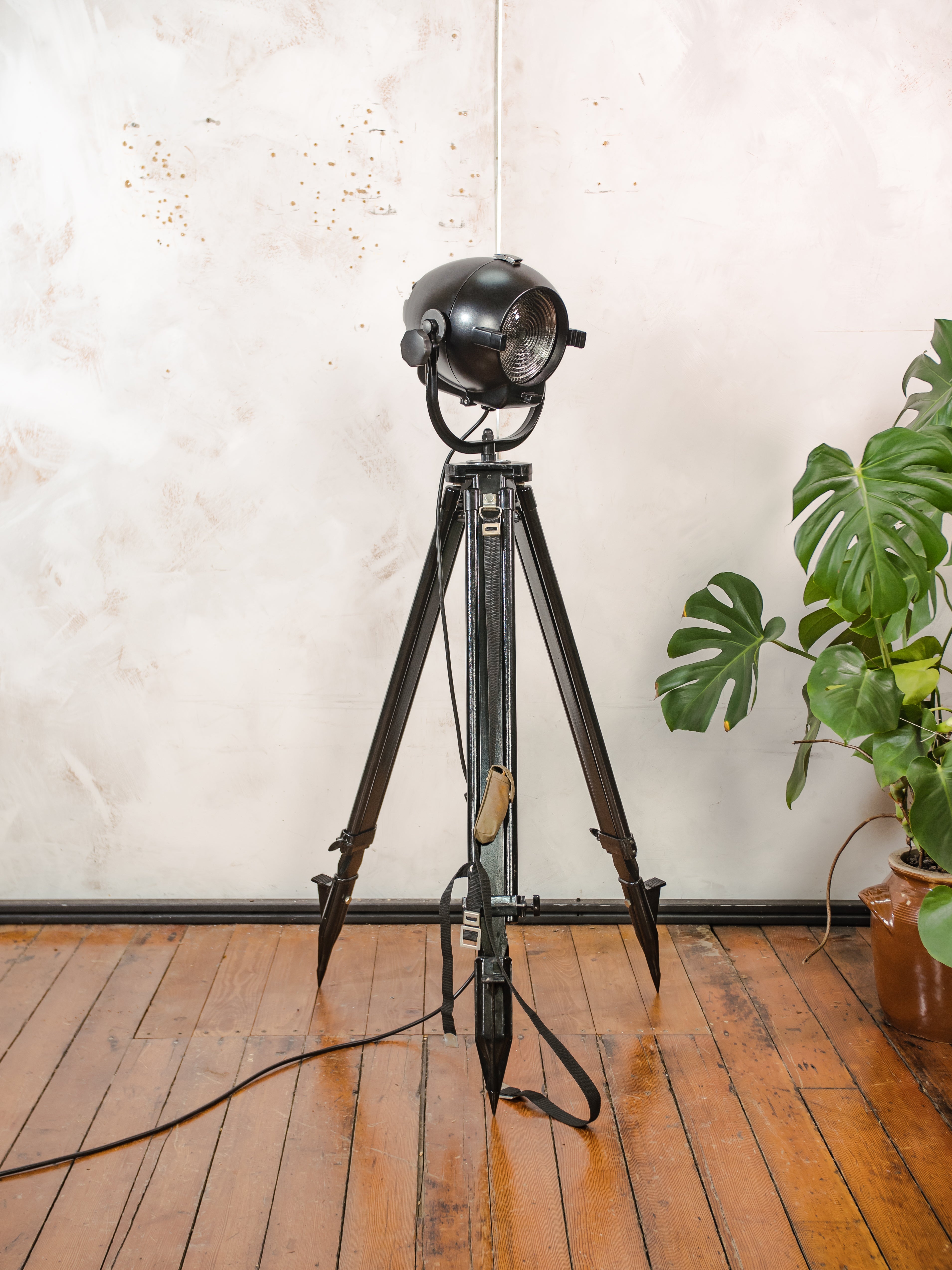 Vloerlamp uit de jaren 60 van Rank Strand, Model Patt 123, satijnzwart, upcycled, met zwart houten statief, design loft decor.