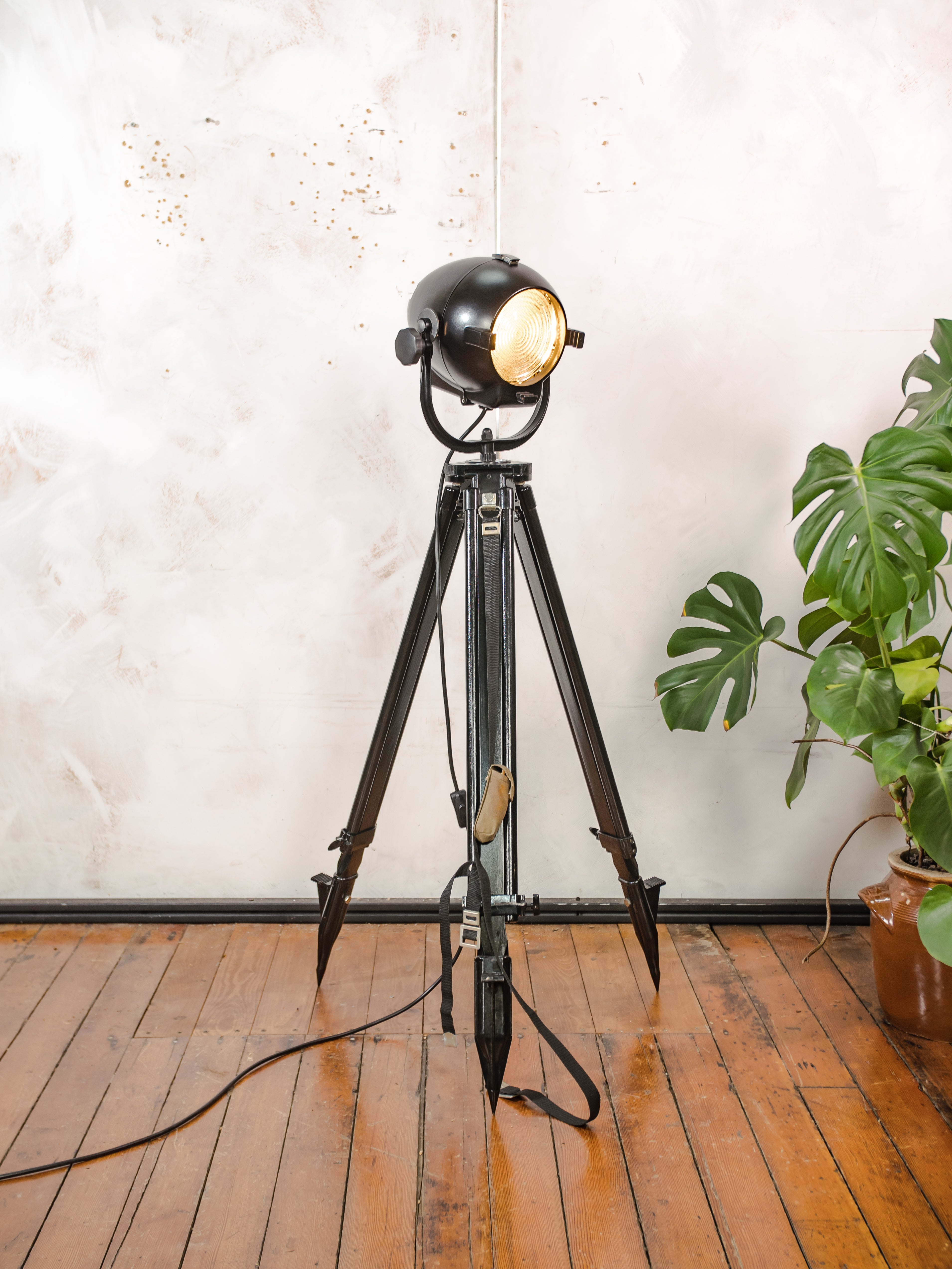 Vloerlamp uit de jaren 60 van Rank Strand, Model Patt 123, satijnzwart, upcycled, met zwart houten statief, design loft decor.