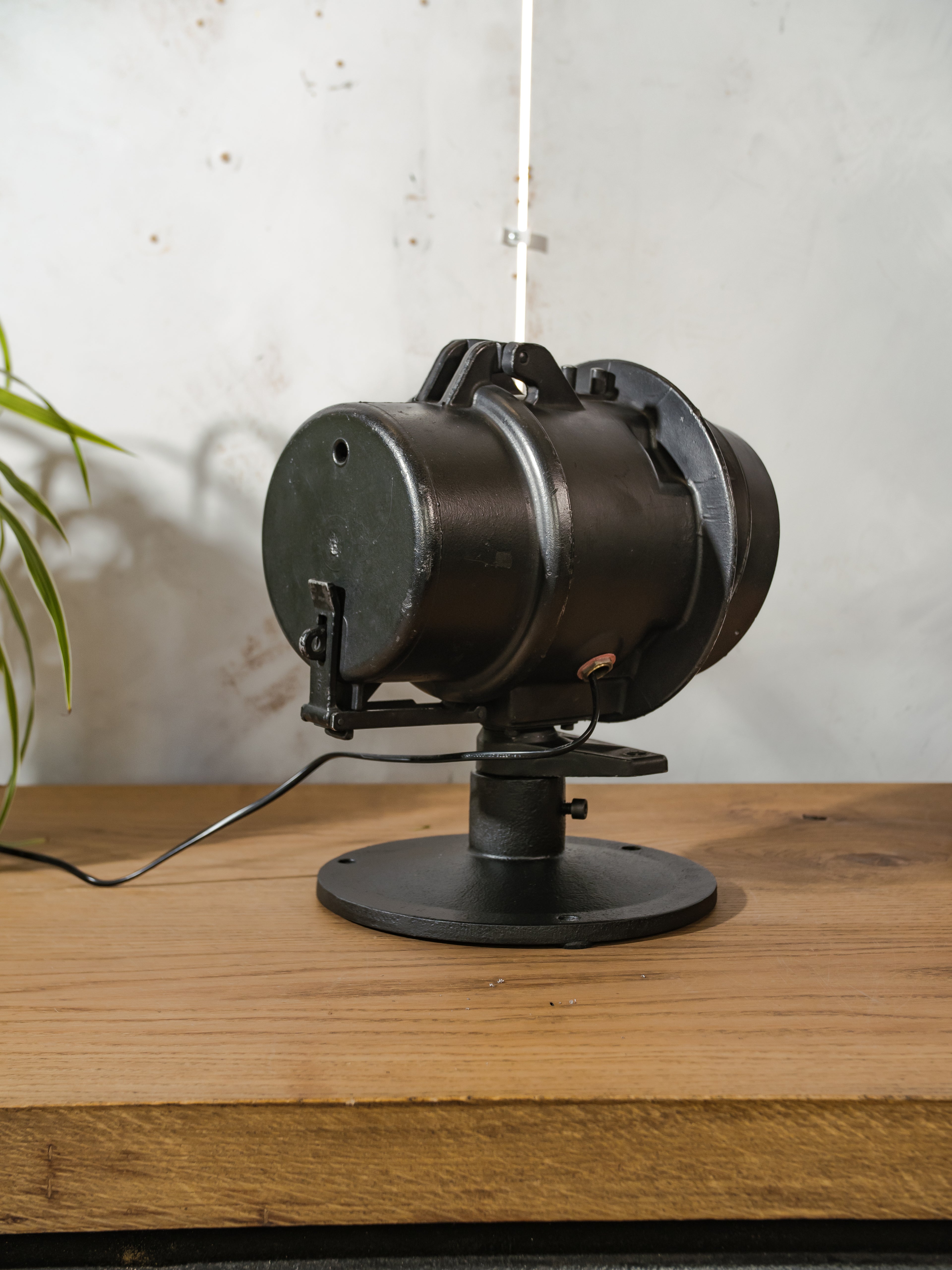 Vintage DDR spoorweg signaal schijnwerper tafellamp, industriële bureaulamp, Telesig Berlin, oranje lens.