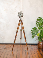 Antieke Franse theaterlamp spotllight, staande vloerlamp uit de jaren 1950, A.E. Cremer Paris Baby Spot op een antiek Eastman Kodak statief.
